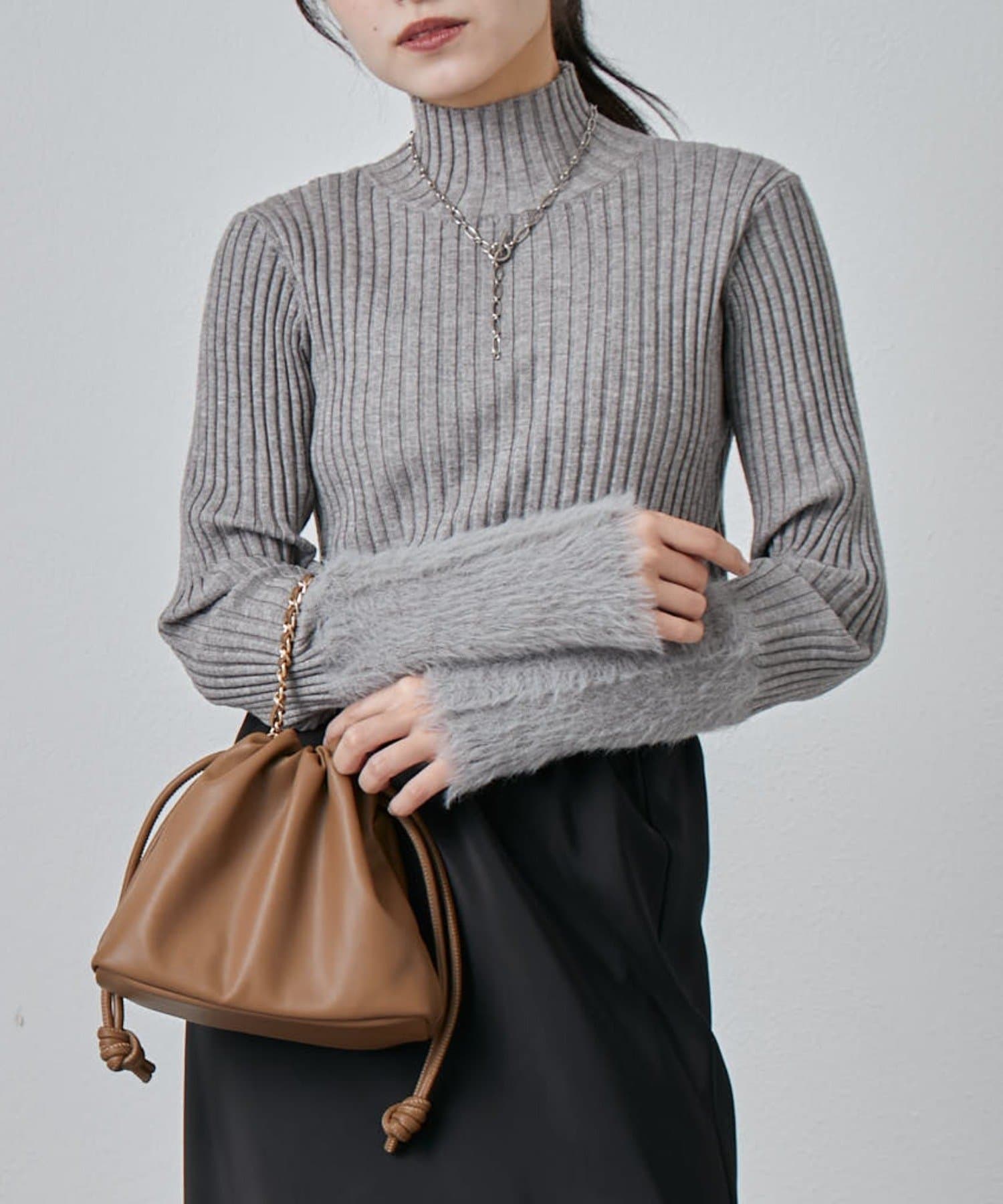 Lui's(ルイス) 袖フェザーリブタートルニット