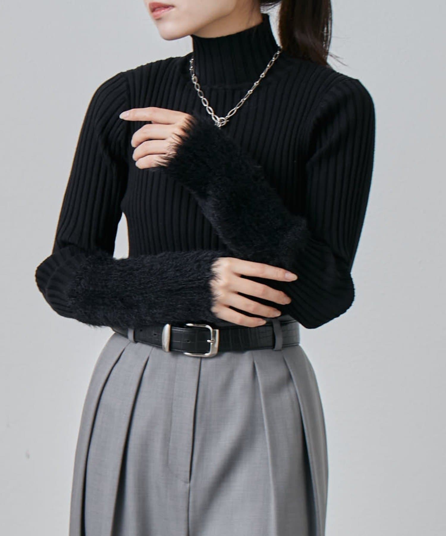 Lui's(ルイス) 袖フェザーリブタートルニット