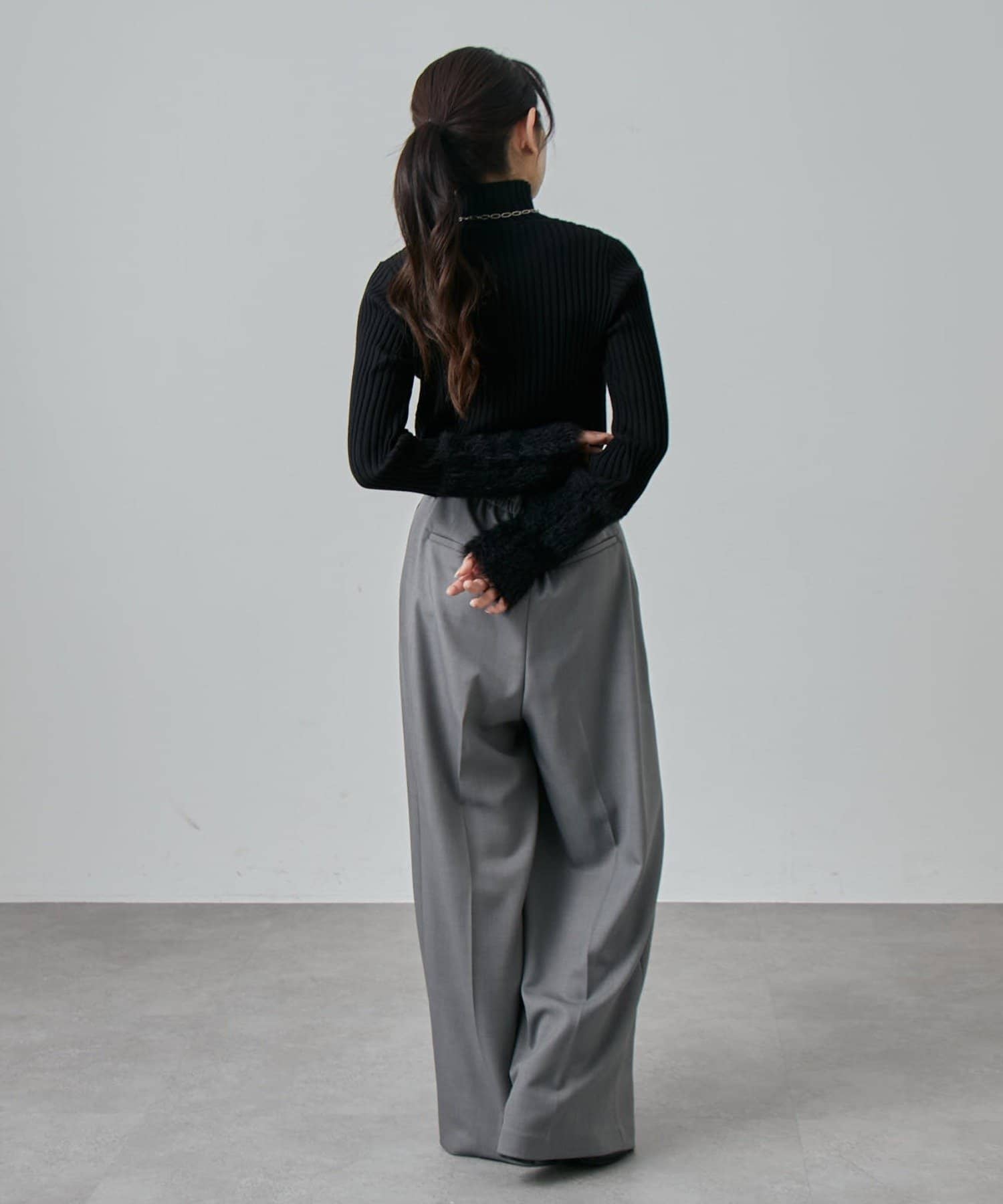 Lui's(ルイス) 袖フェザーリブタートルニット