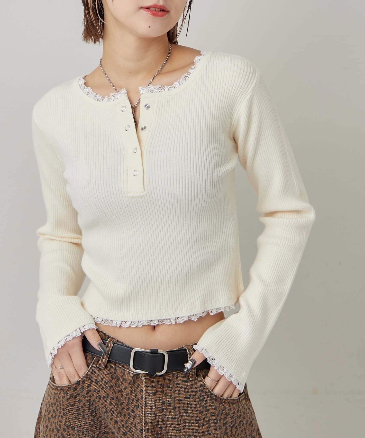 WHO’S WHO gallery(フーズフーギャラリー) レースレイヤードヘンリーニット