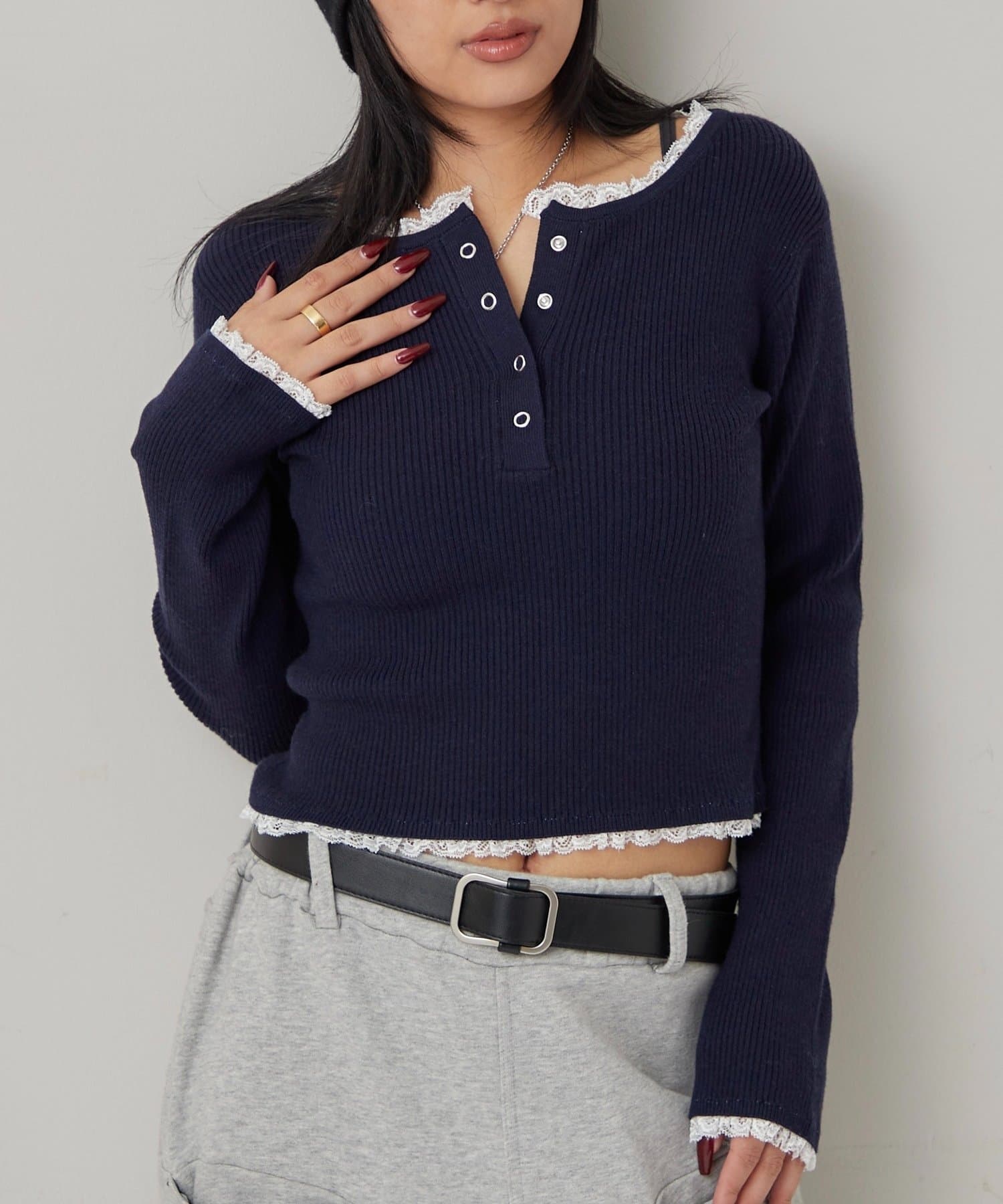 WHO’S WHO gallery(フーズフーギャラリー) レースレイヤードヘンリーニット