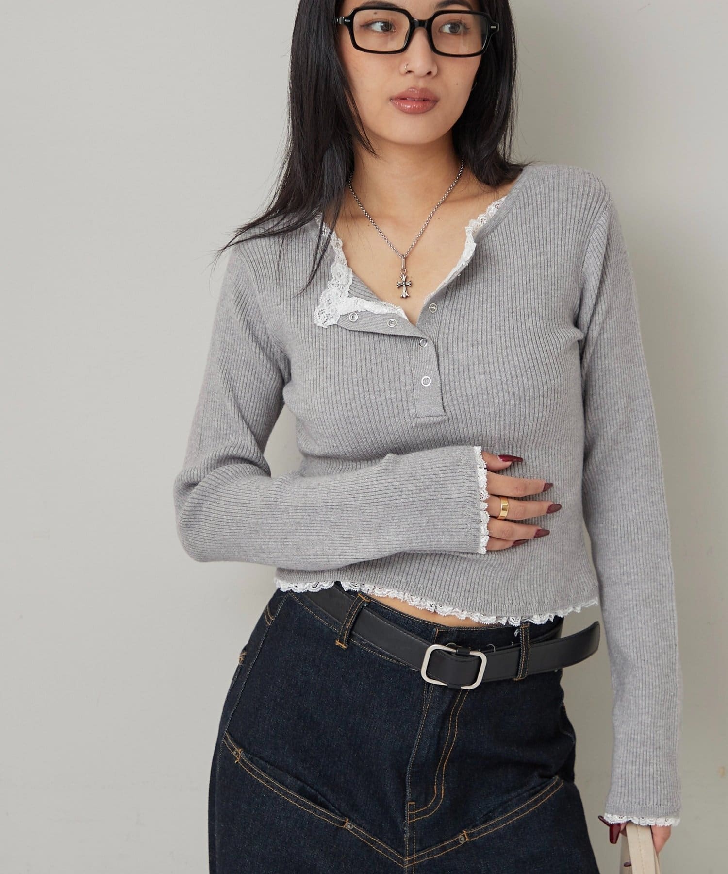 WHO’S WHO gallery(フーズフーギャラリー) レースレイヤードヘンリーニット