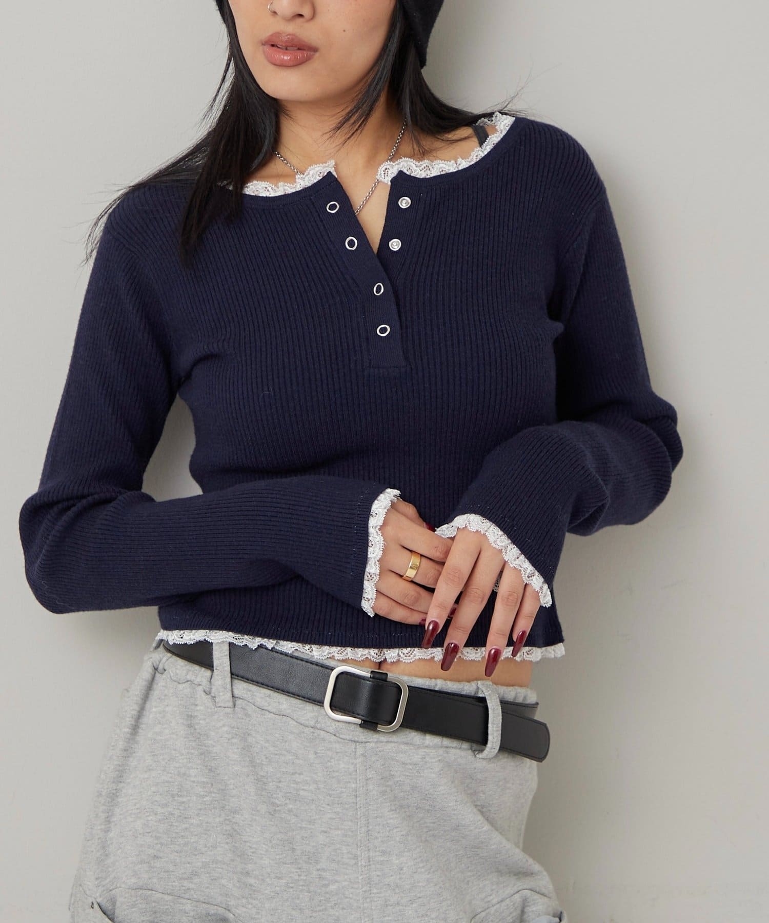 WHO’S WHO gallery(フーズフーギャラリー) レースレイヤードヘンリーニット