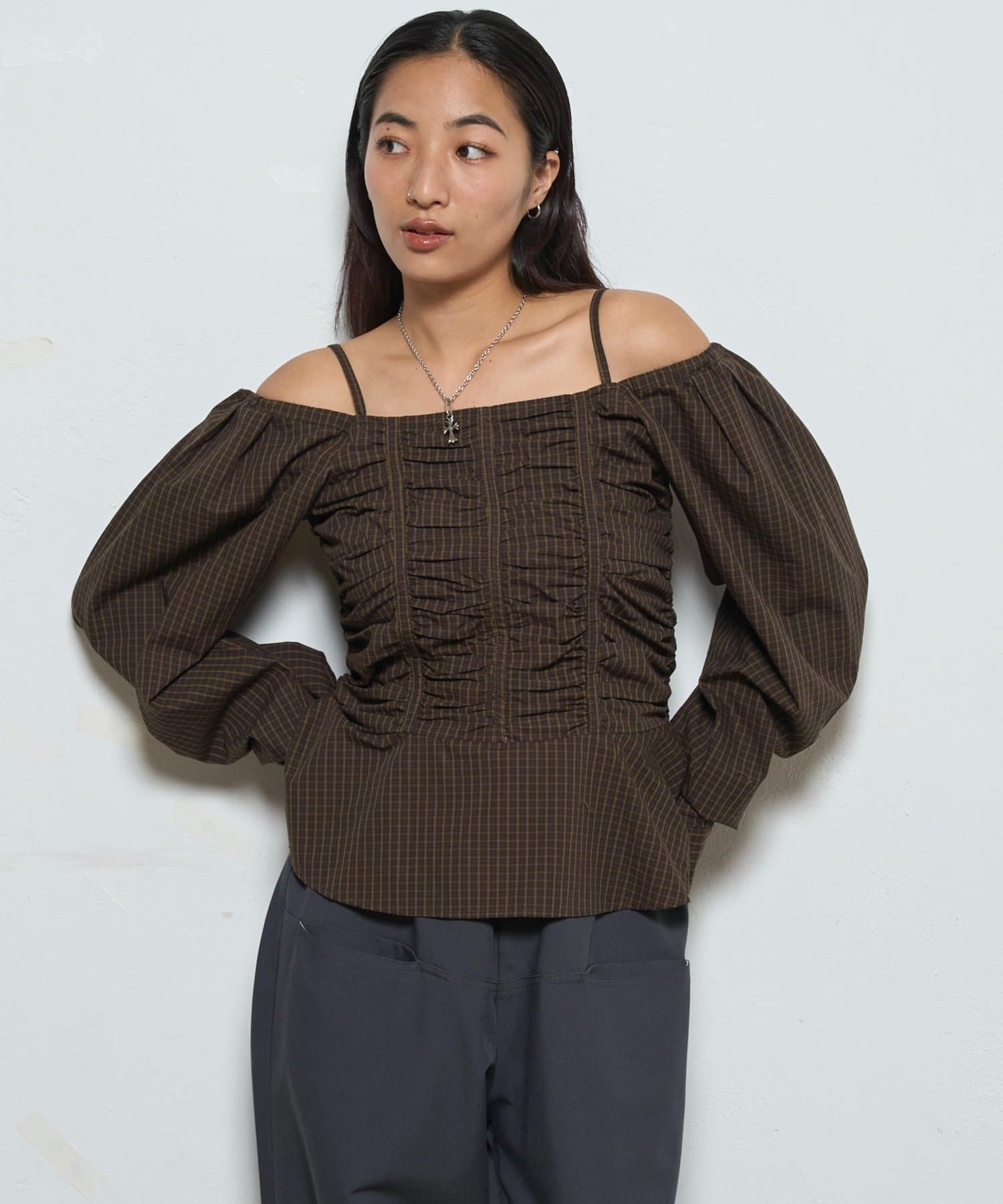 OUTLET(アウトレット) 【WHO'S WHO gallery】2WAYオフショルダーパフスリーブブラウス