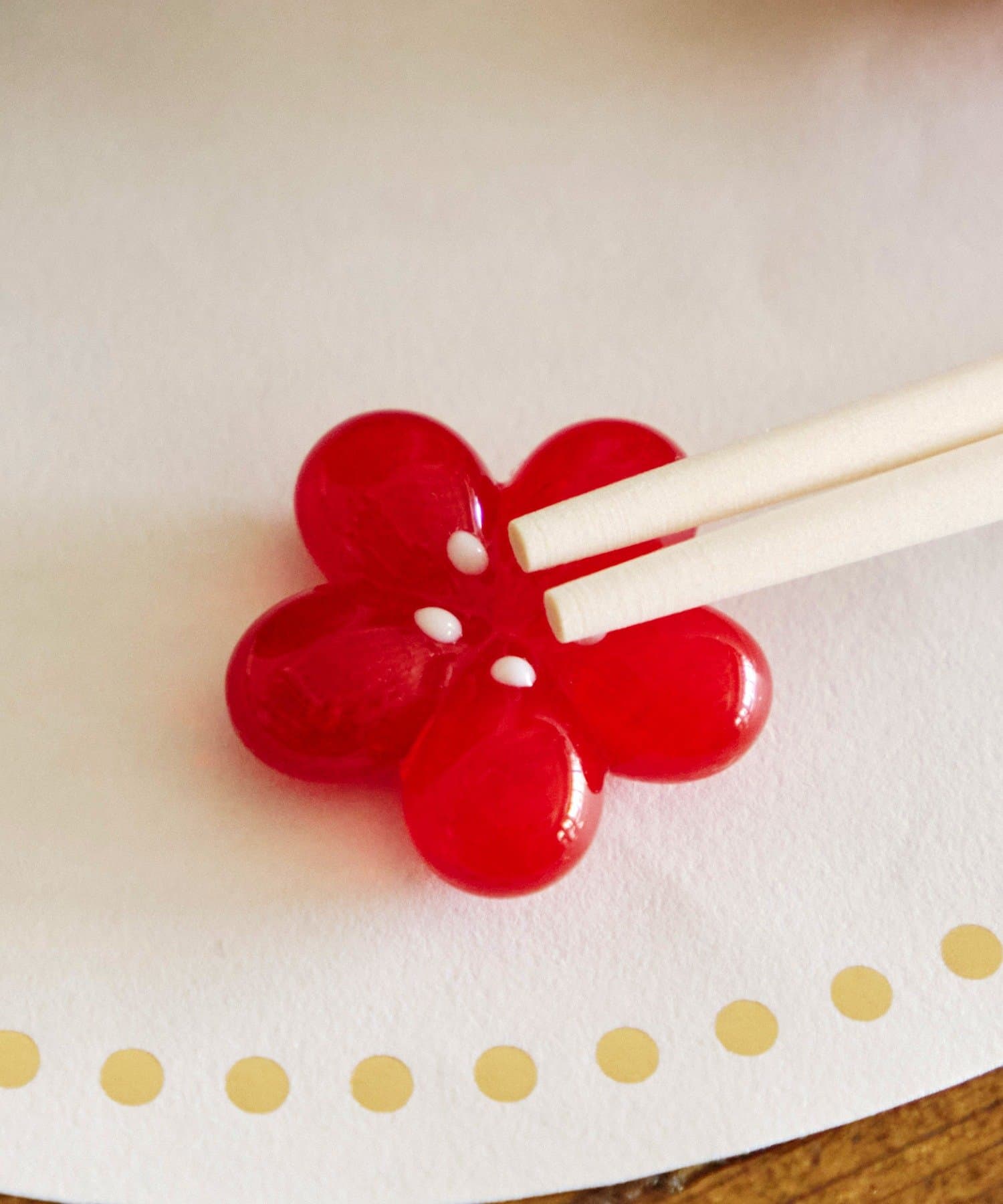 salut!(サリュ) ガラスの箸置き梅／花ひらく、新春のうつわ