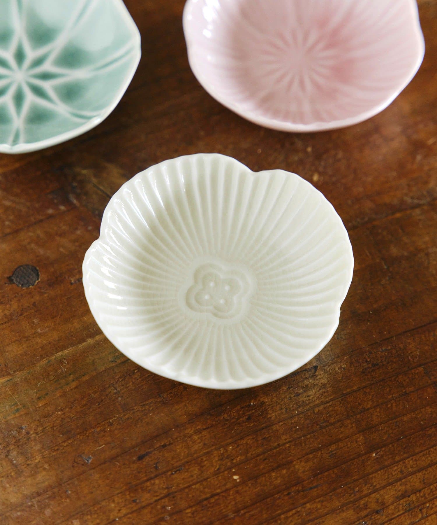 salut!(サリュ) ガラス貫入小皿雪椿／花ひらく、新春のうつわ