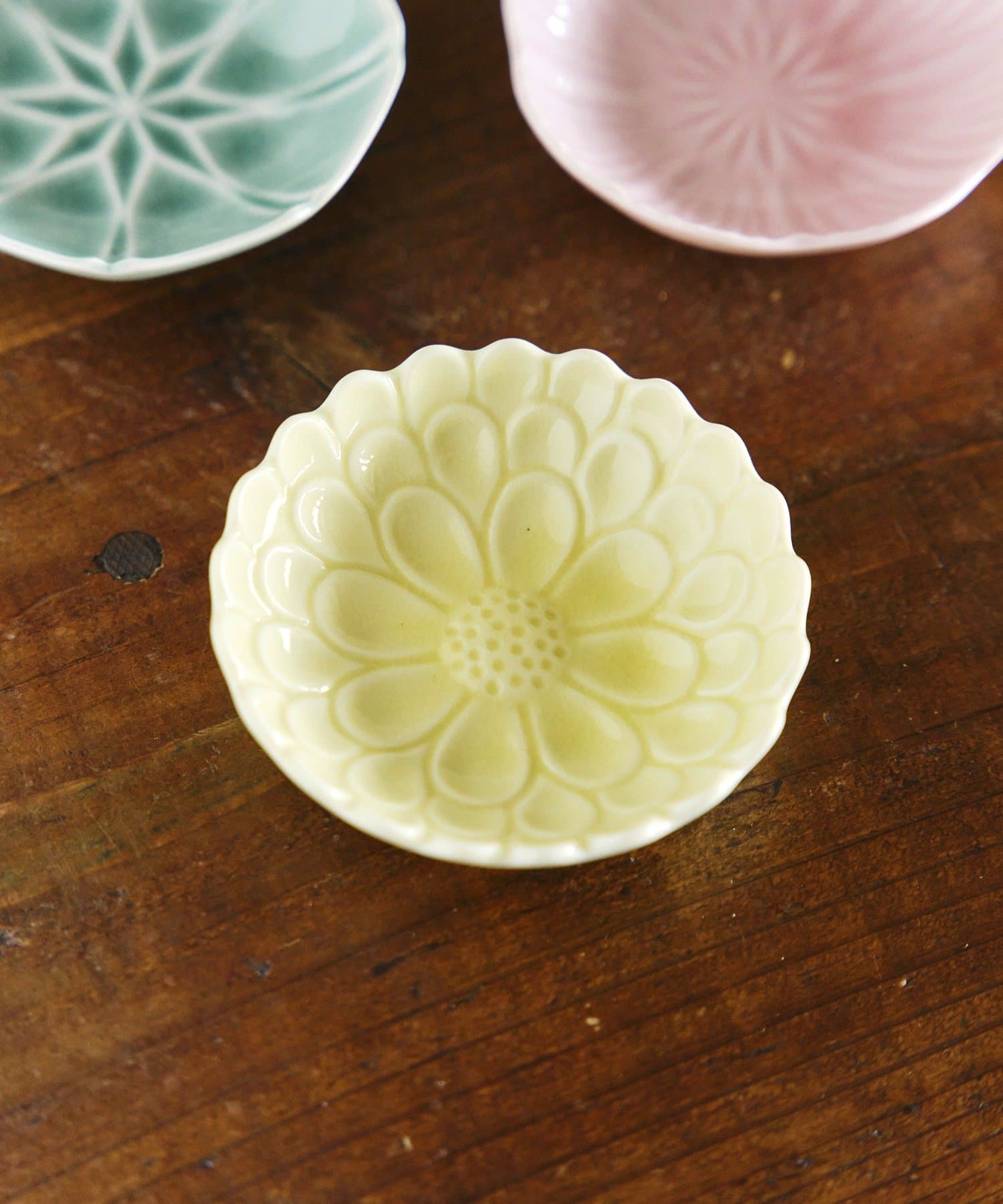 salut!(サリュ) ガラス貫入小皿福寿草／花ひらく、新春のうつわ