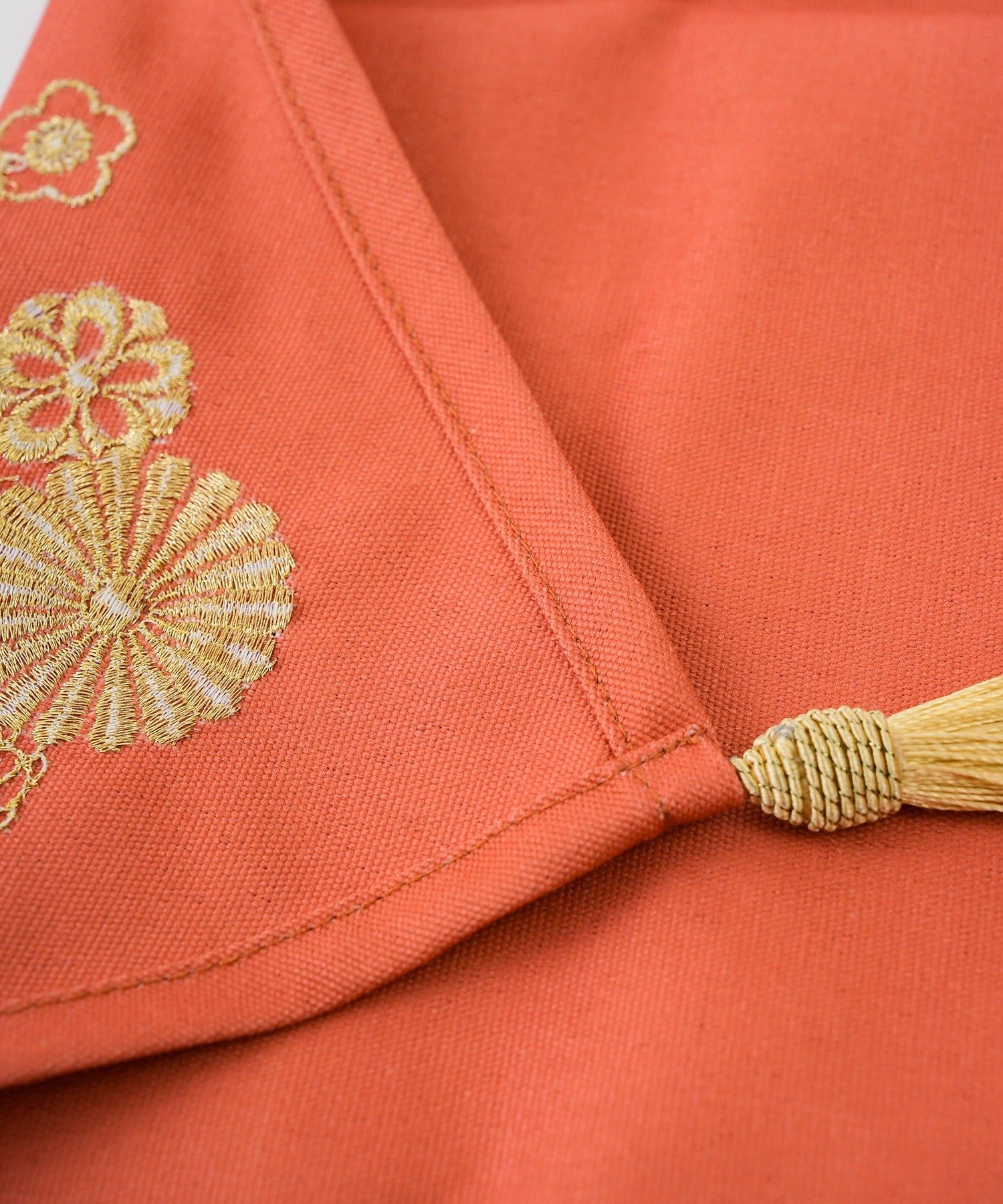 salut!(サリュ) お正月刺繍テーブルランナー：30×120cm／花ひらく、新春のうつわ