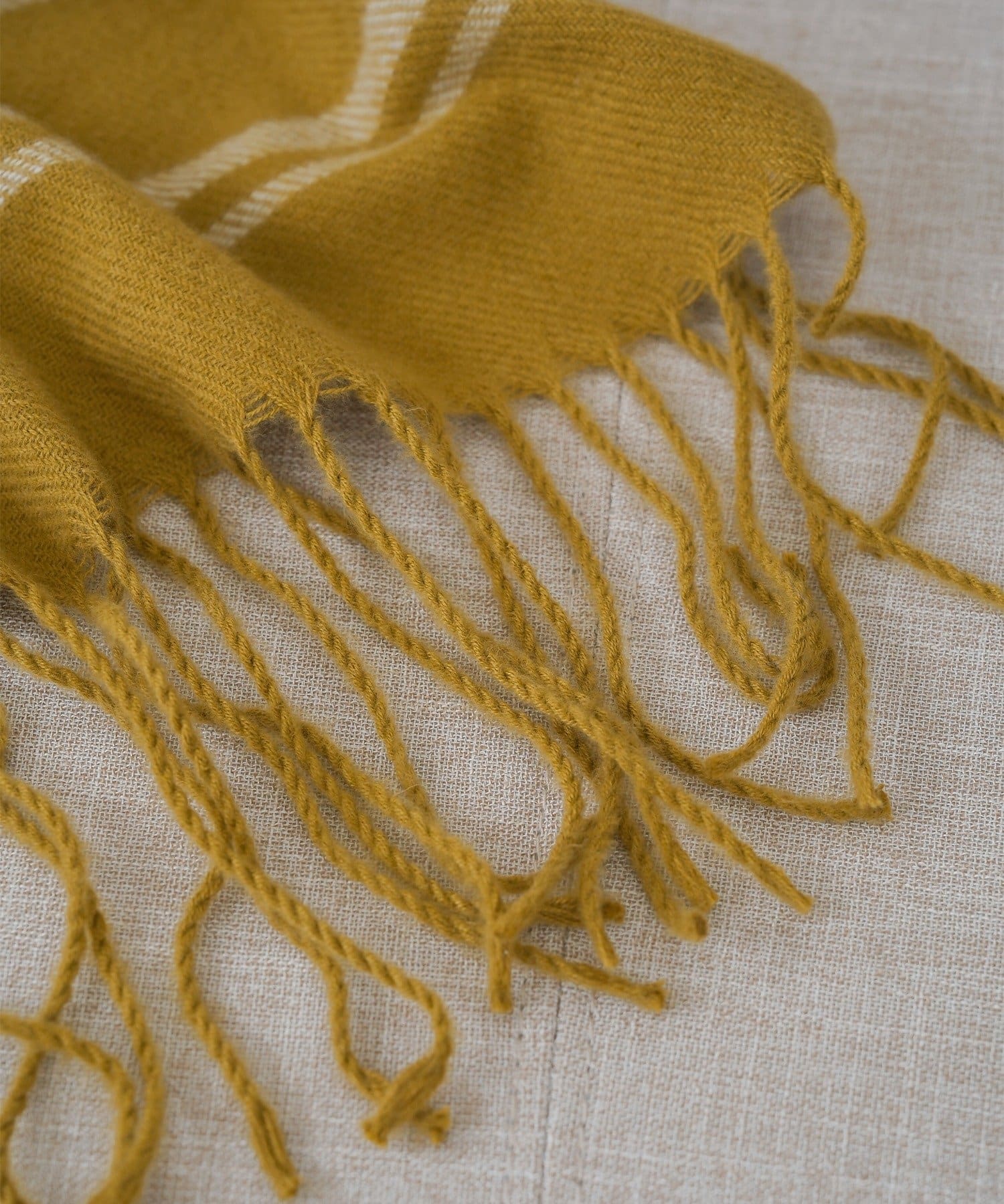 3COINS(スリーコインズ) フリンジ付き大判ブランケット：100×140cm