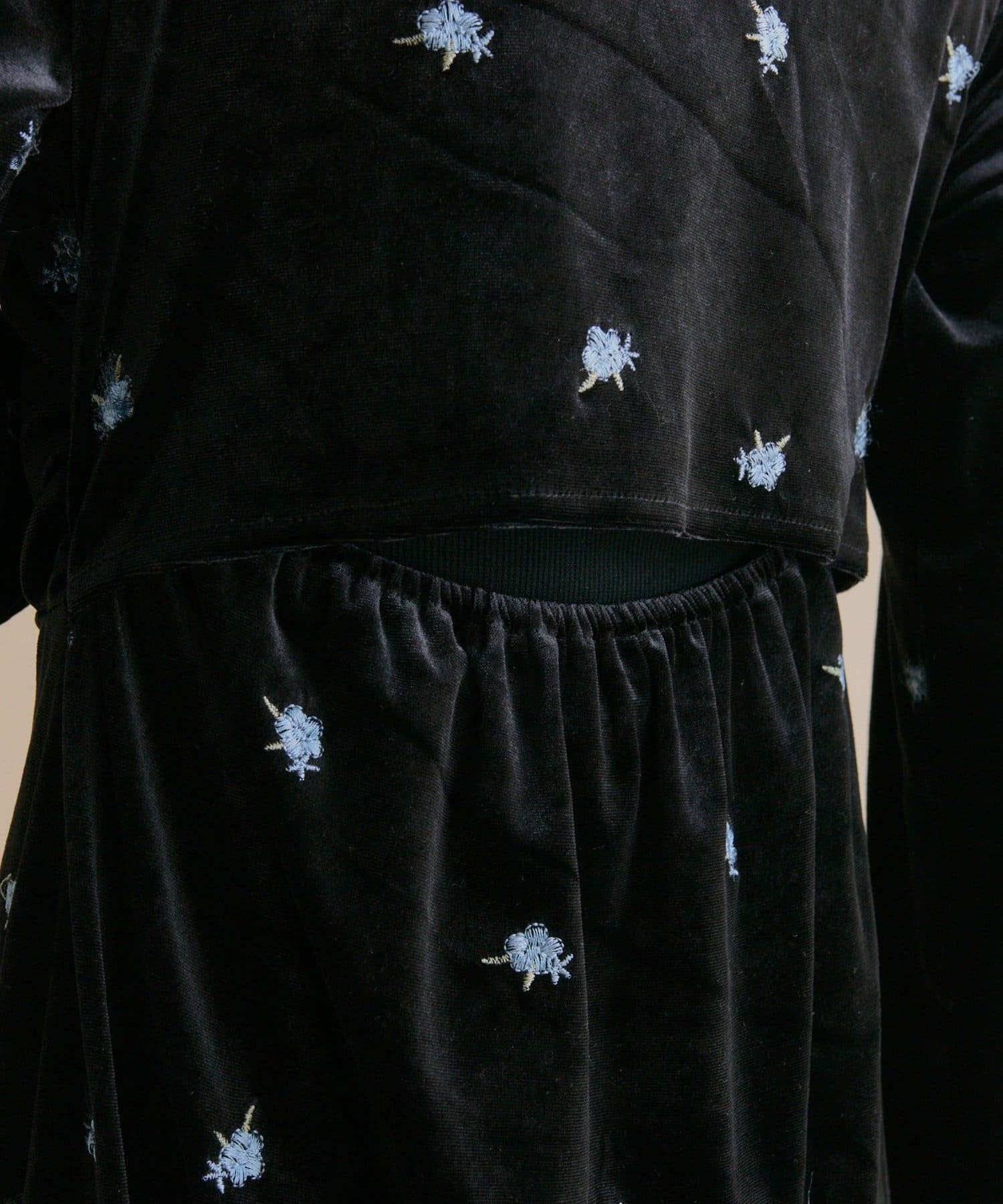 mystic(ミスティック) 《パルクロ限定》11/1(sat)12:00予約START！【数量限定】[森川企画]花柄ベロアワンピース