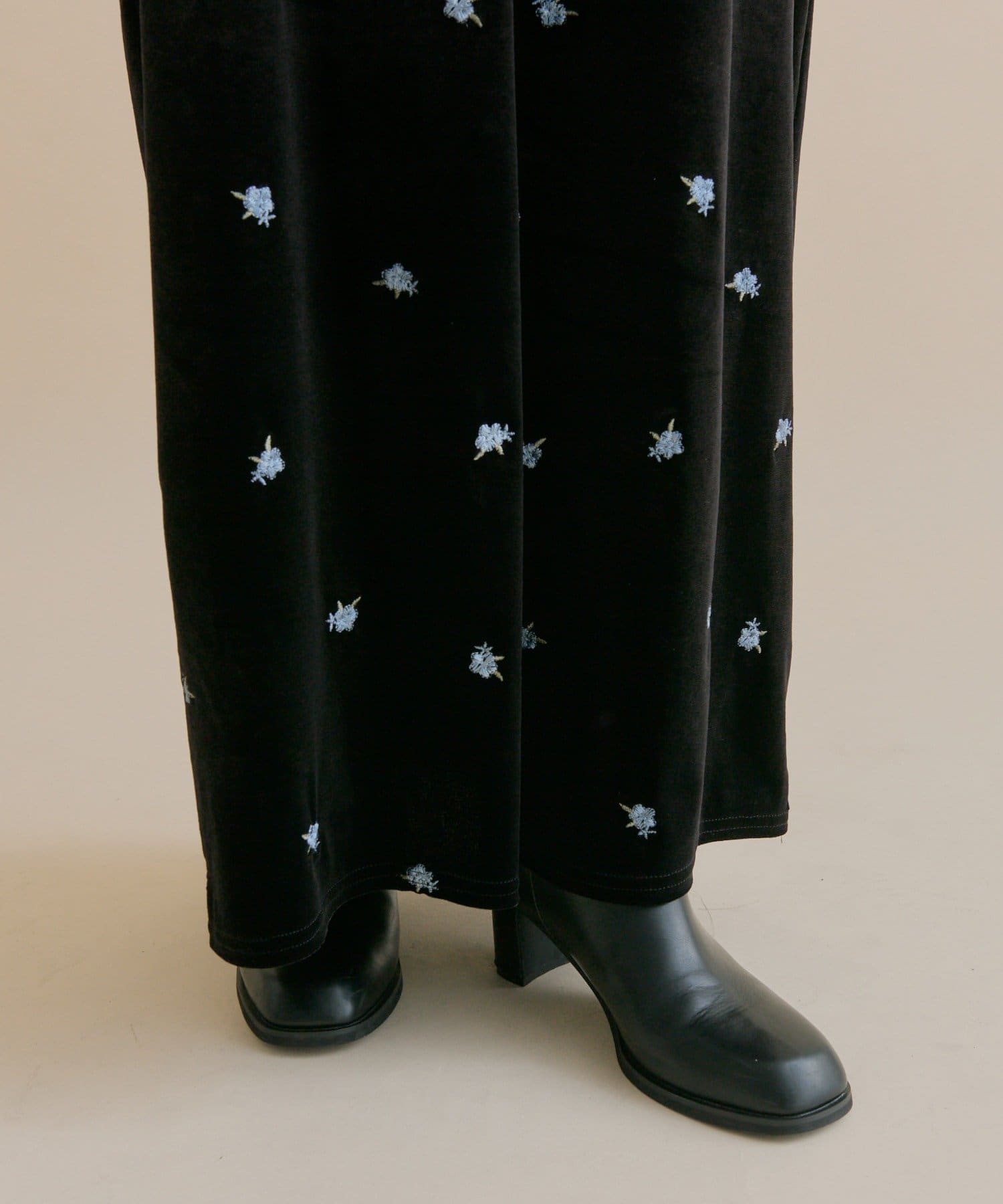 mystic(ミスティック) 《パルクロ限定》11/1(sat)12:00予約START！【数量限定】[森川企画]花柄ベロアワンピース