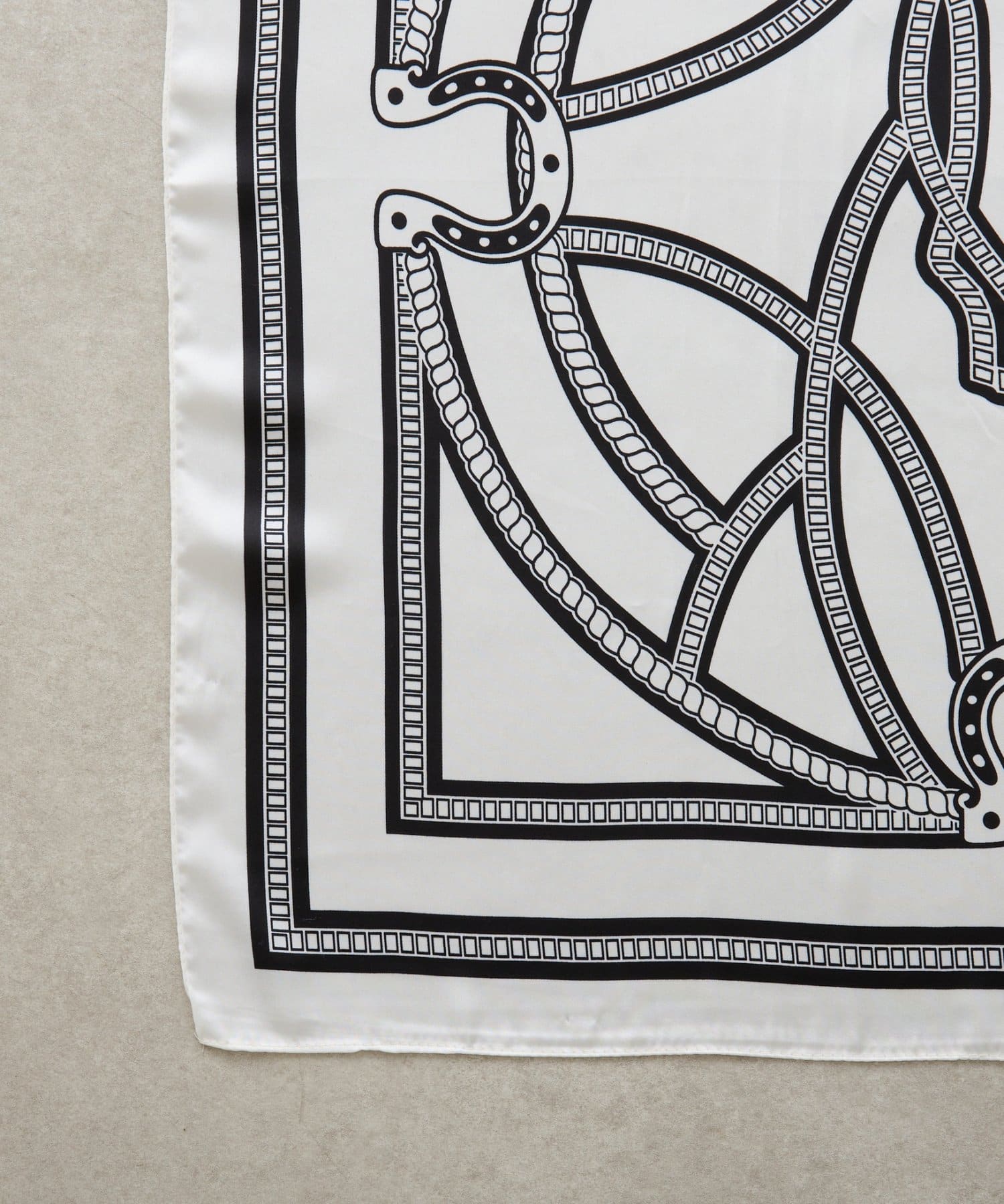 COLLAGE GALLARDAGALANTE(コラージュ ガリャルダガランテ) 【PAPILLONNER/パピヨネ】チェーン&ホースシュー柄スカーフ