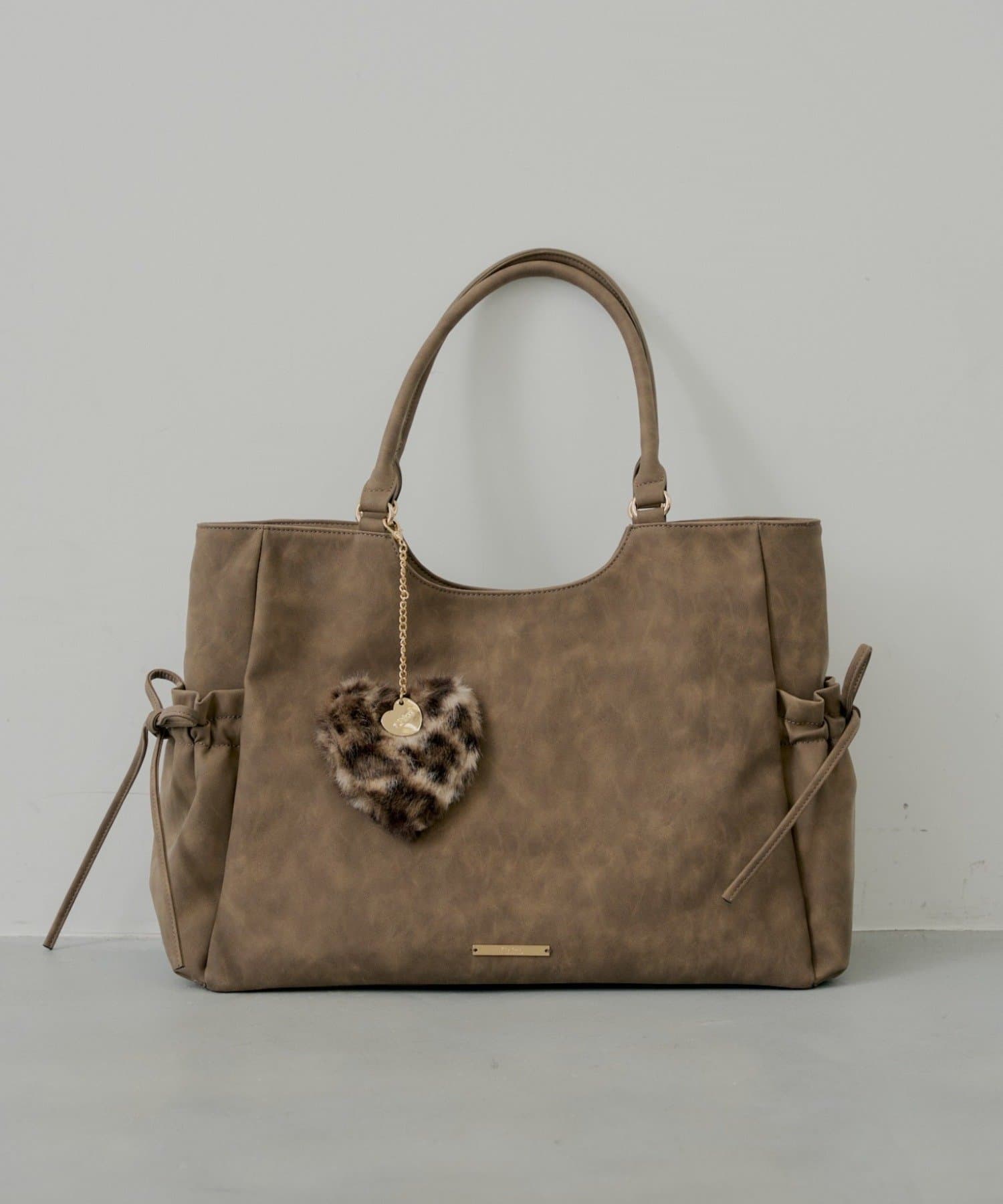 Chico(チコ) 【11/13(木)0:00販売開始】ハートファーチャーム付きトートバッグ