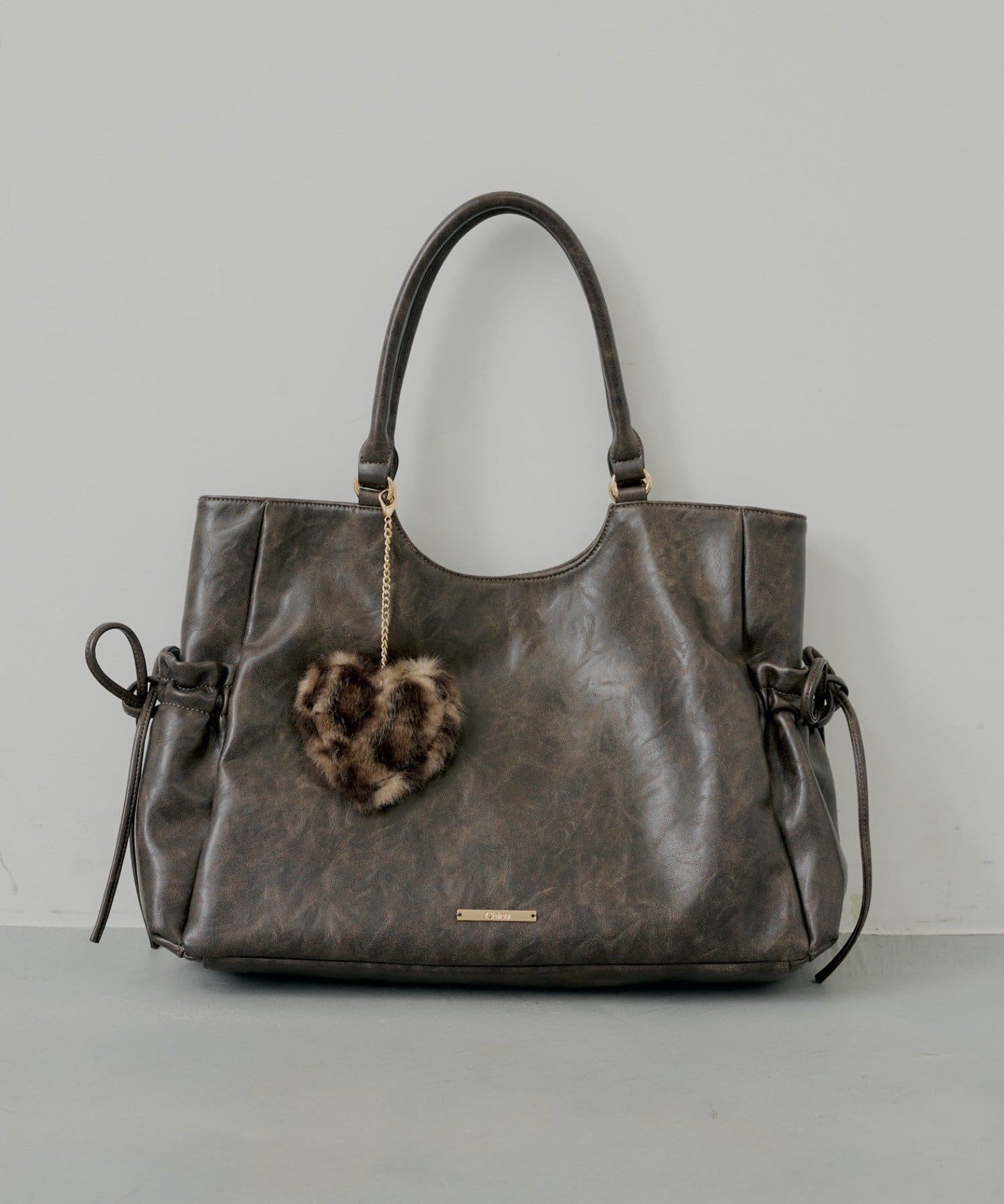 Chico(チコ) 【11/13(木)0:00販売開始】ハートファーチャーム付きトートバッグ