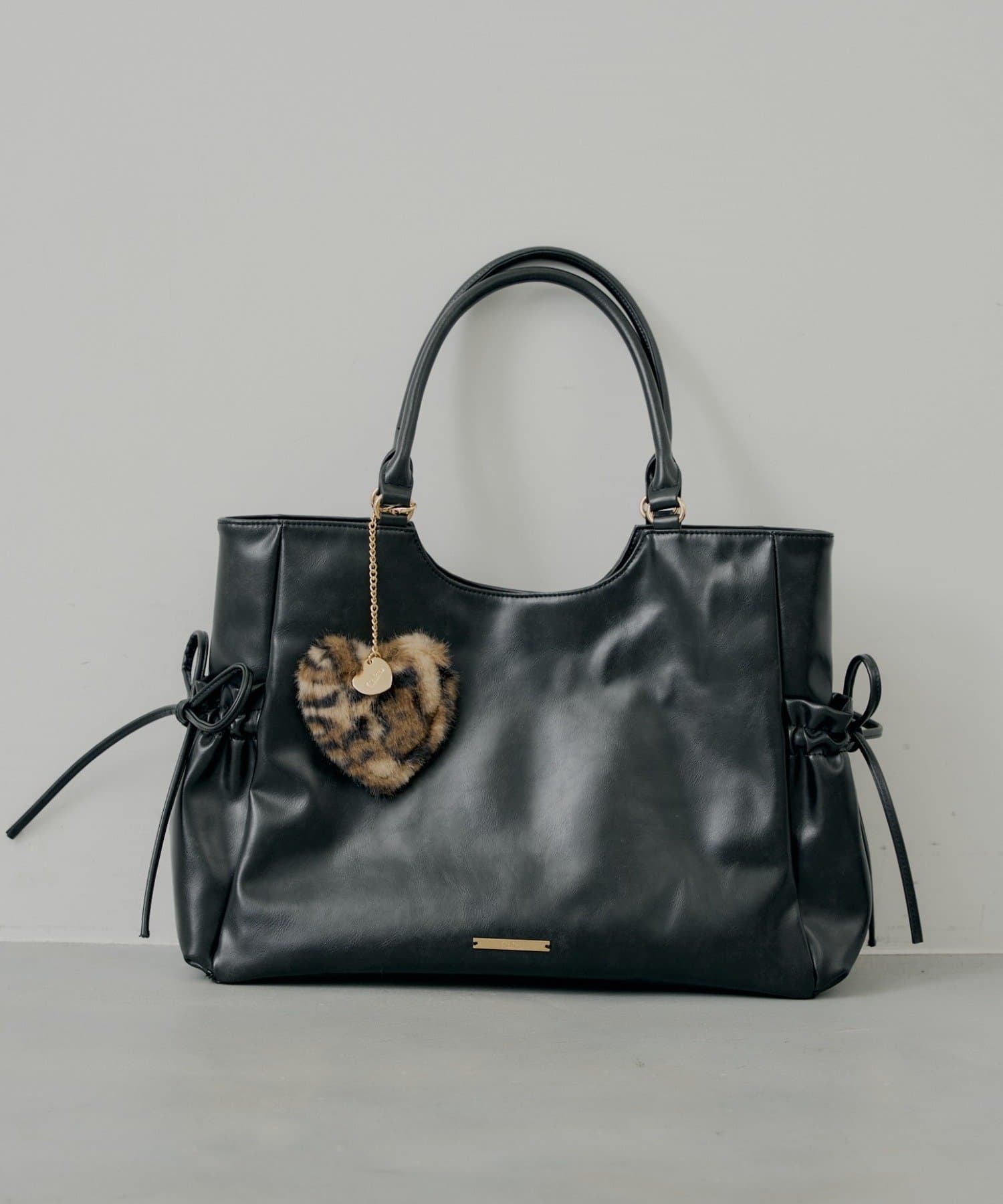 Chico(チコ) 【11/13(木)0:00販売開始】ハートファーチャーム付きトートバッグ