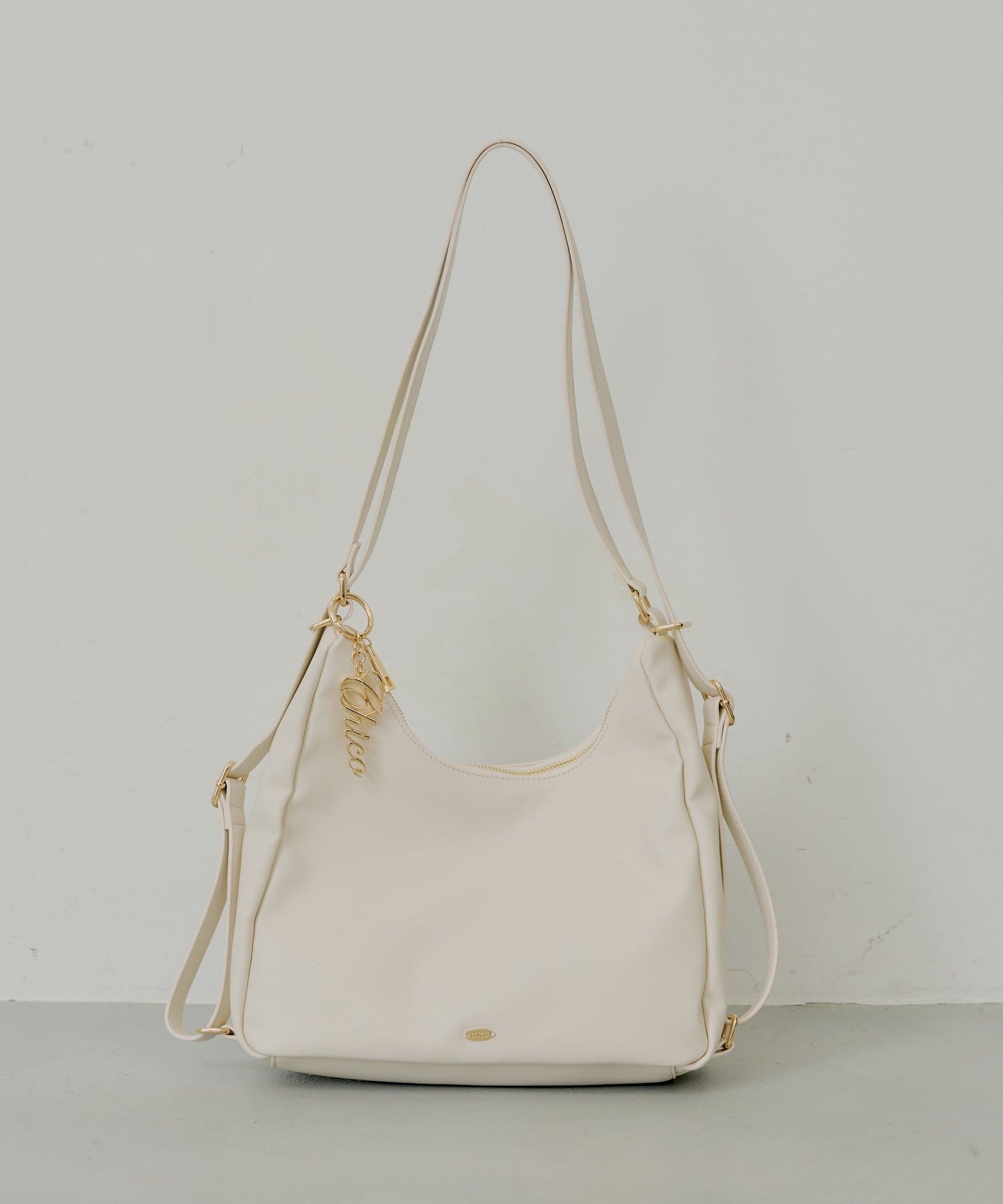 Chico(チコ) ロゴチャーム付き3wayホーボーバッグ