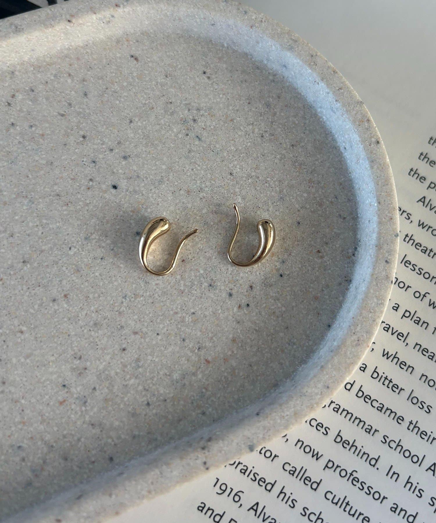 CAPRICIEUX LE'MAGE(カプリシュレマージュ) 〈GOLDY/ゴールディ〉ドロップフックピアス