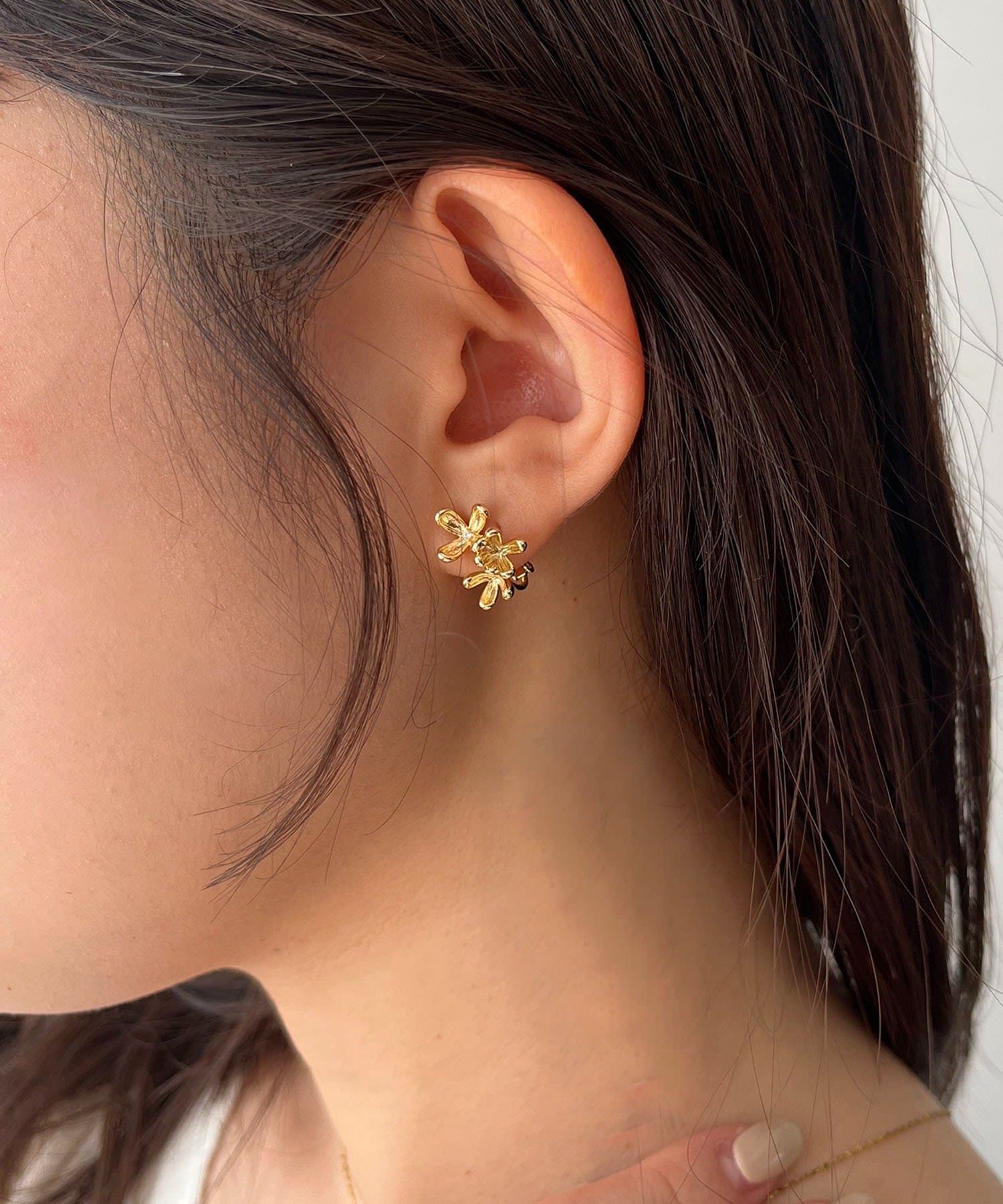 CAPRICIEUX LE'MAGE(カプリシュレマージュ) 〈GOLDY/ゴールディ〉小花イヤリング