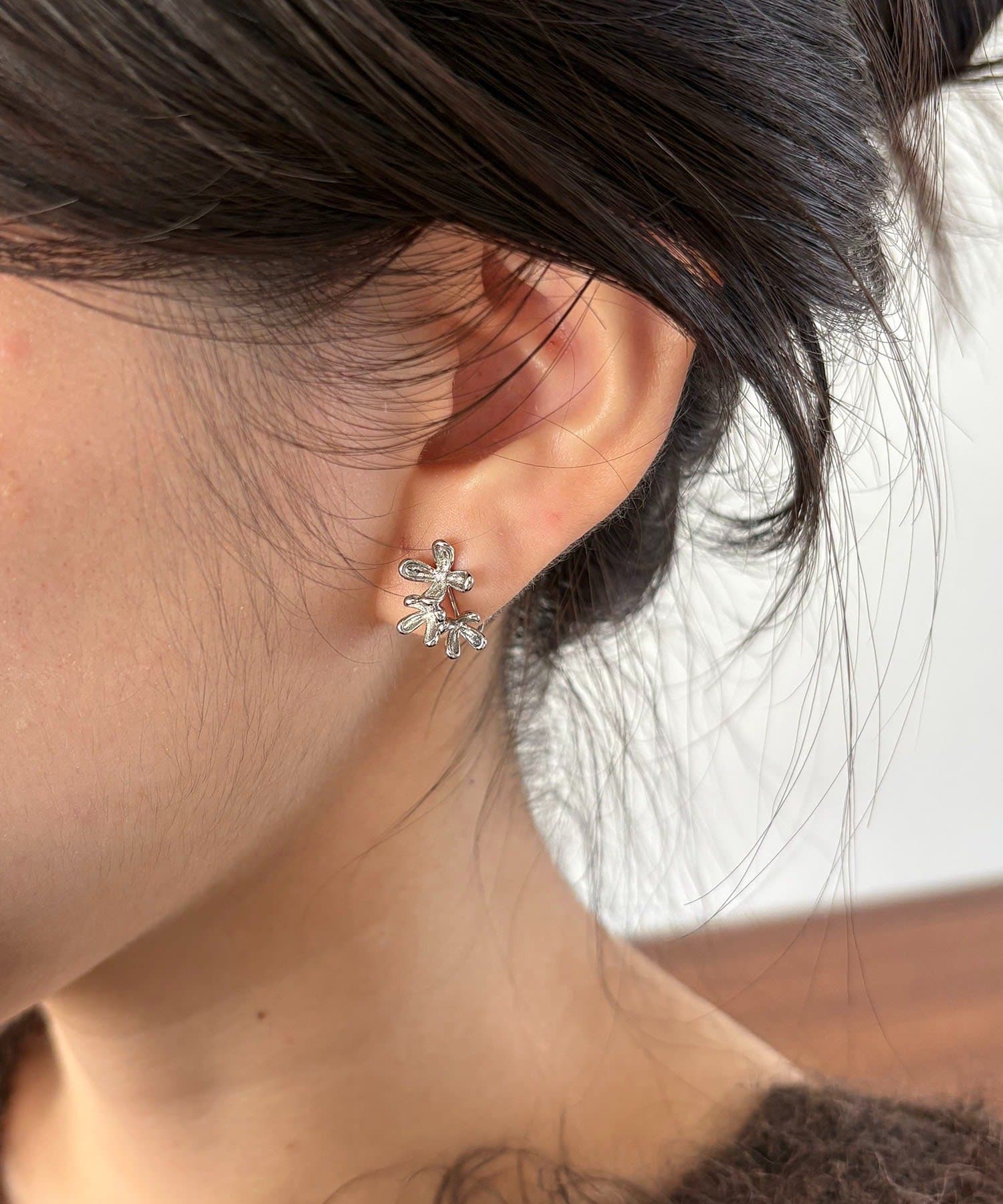 CAPRICIEUX LE'MAGE(カプリシュレマージュ) 〈GOLDY/ゴールディ〉小花イヤリング