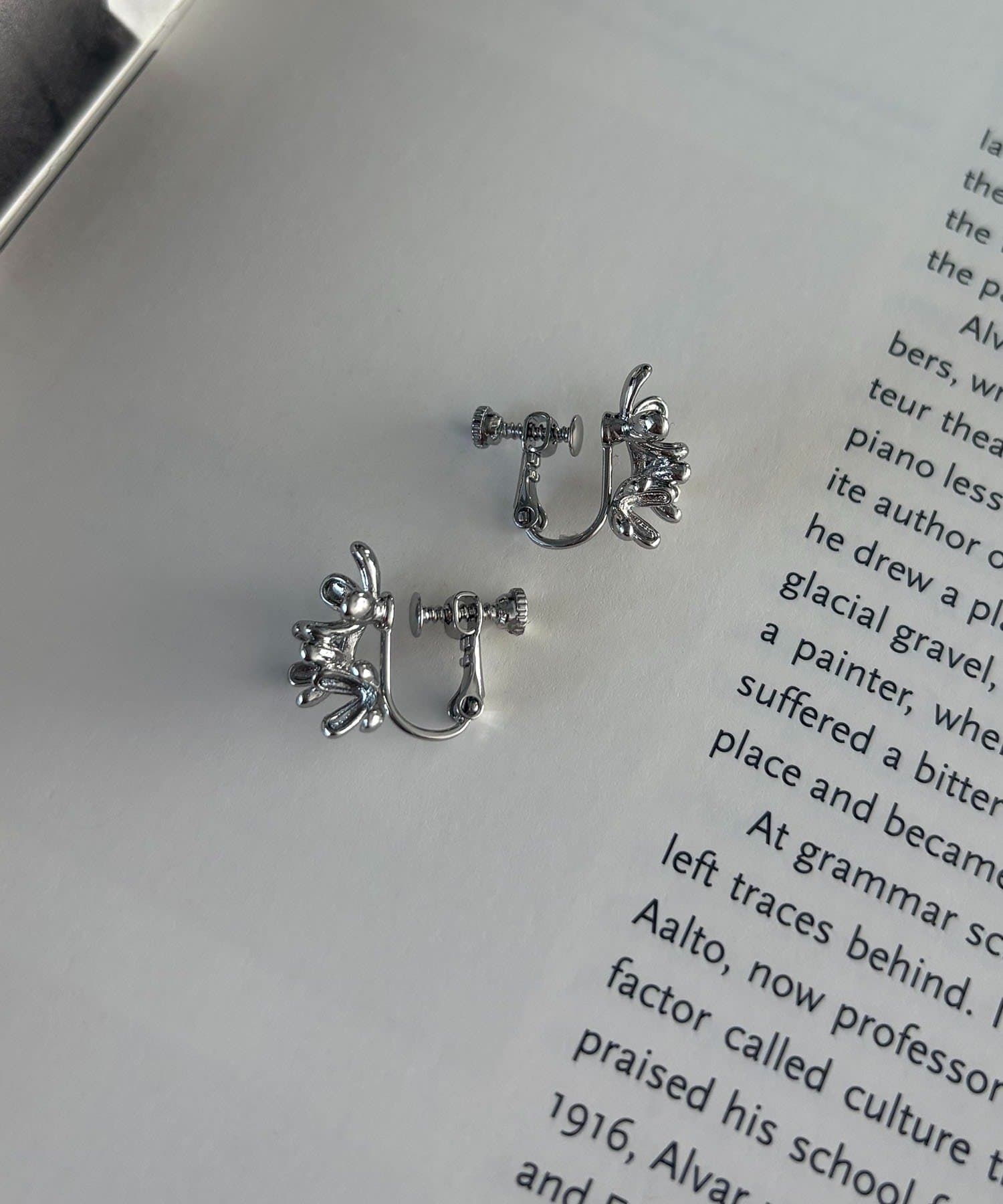 CAPRICIEUX LE'MAGE(カプリシュレマージュ) 〈GOLDY/ゴールディ〉小花イヤリング