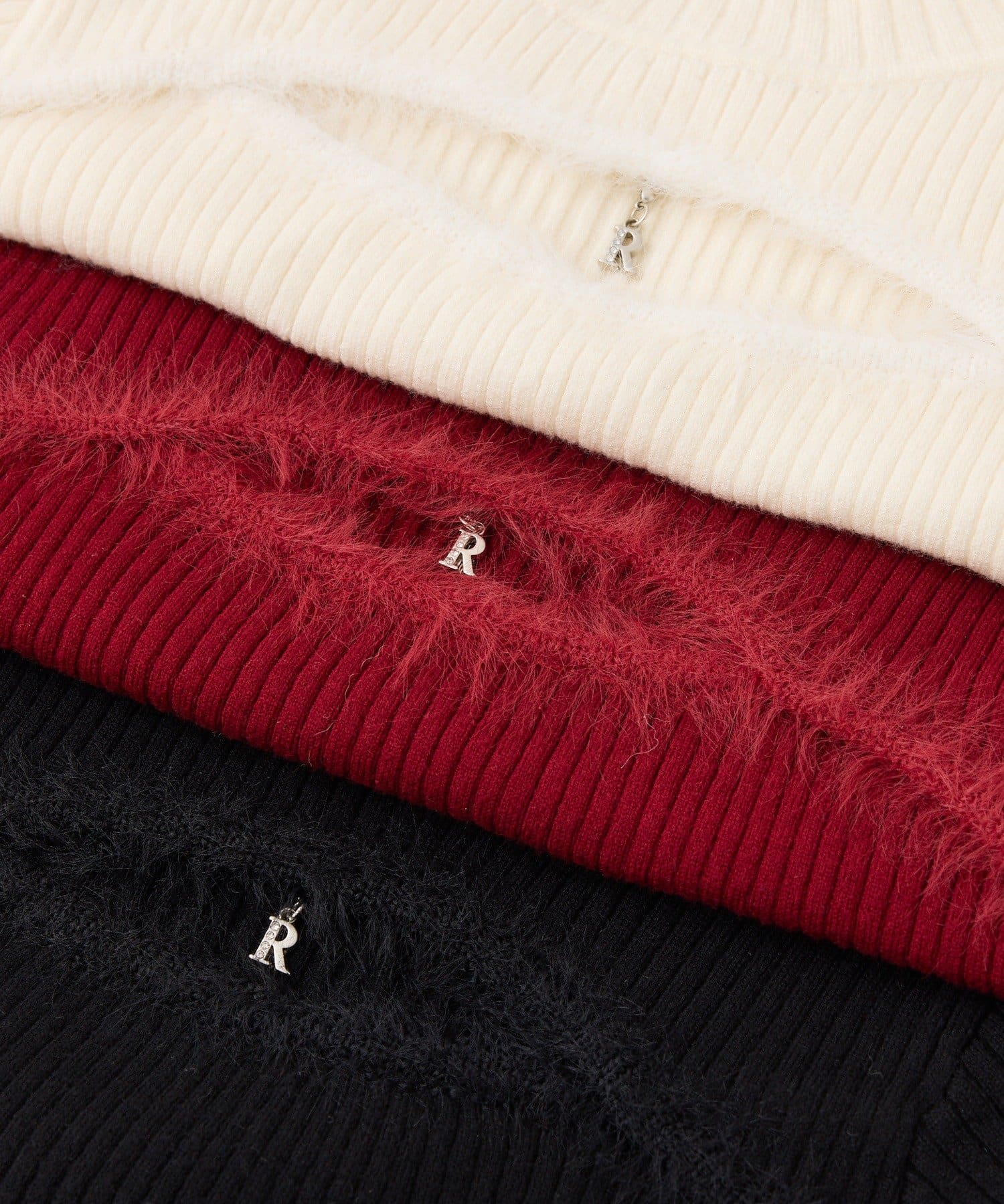 one after another NICE CLAUP(ワンアフターアナザー ナイスクラップ) デコルテカットデザインチャーム付きニット