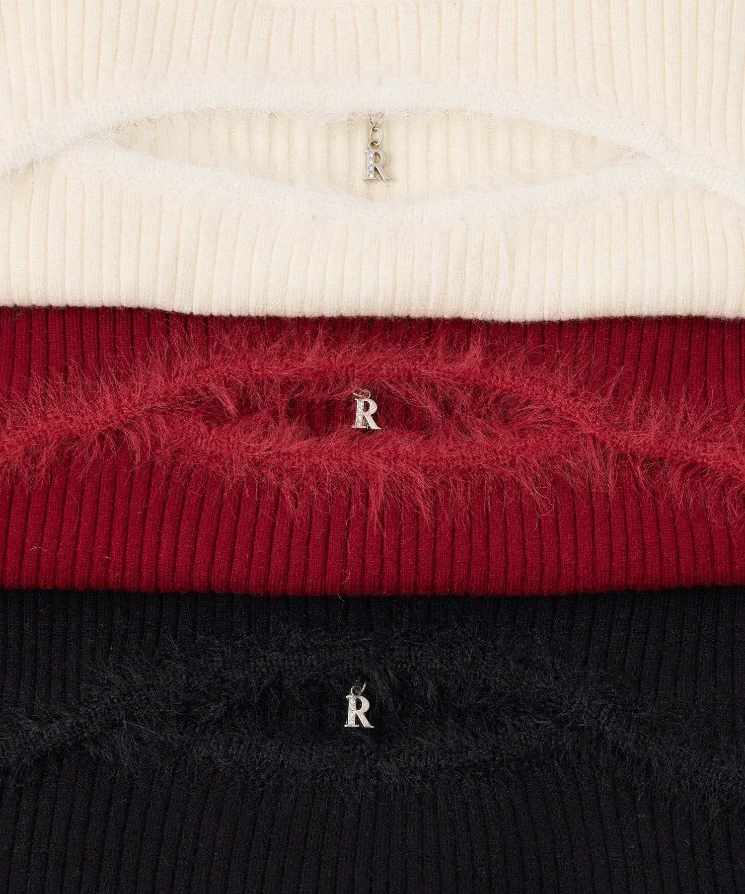 one after another NICE CLAUP(ワンアフターアナザー ナイスクラップ) デコルテカットデザインチャーム付きニット