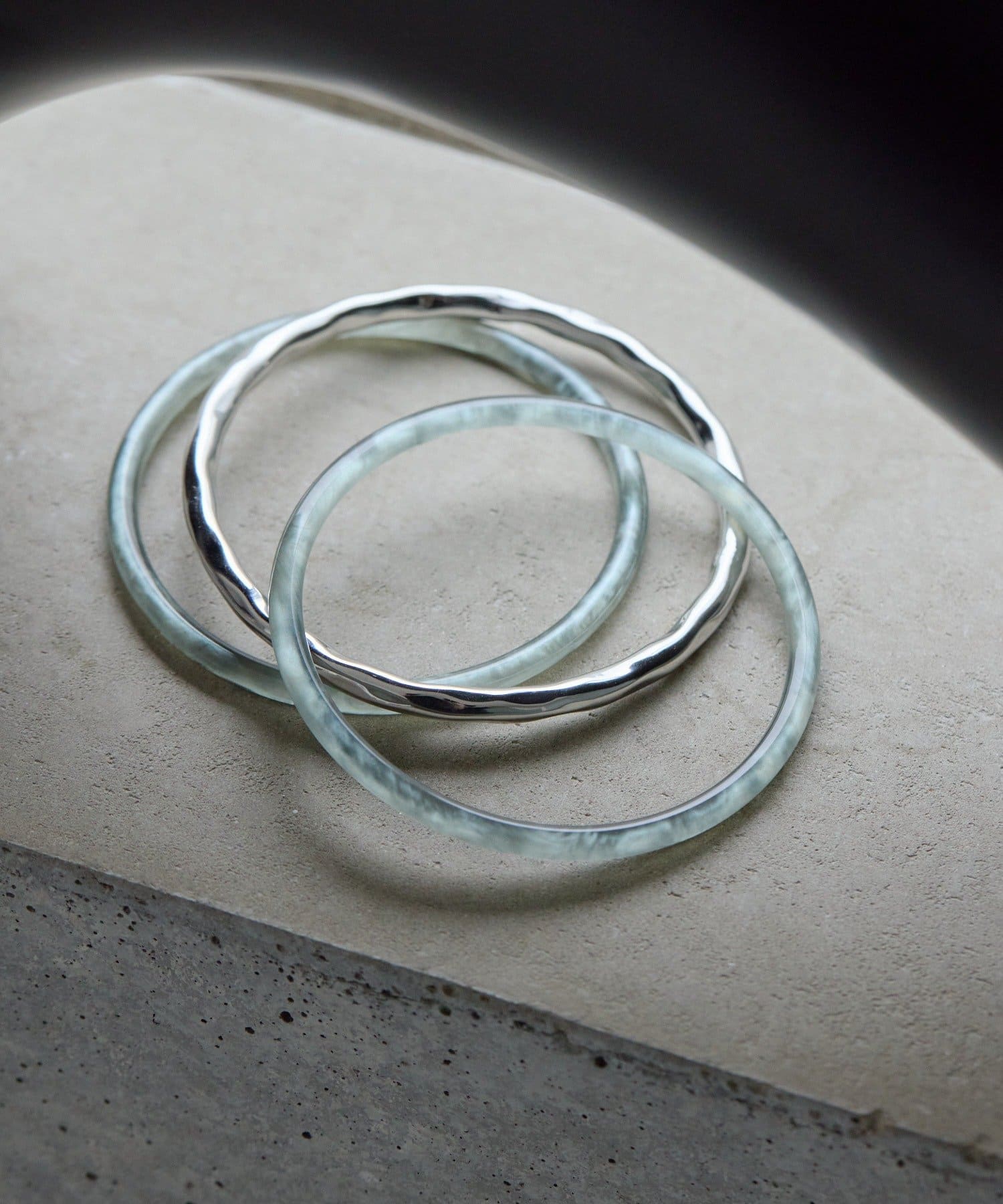 ear PAPILLONNER(イア パピヨネ) ニュアンスカラー3連バングル