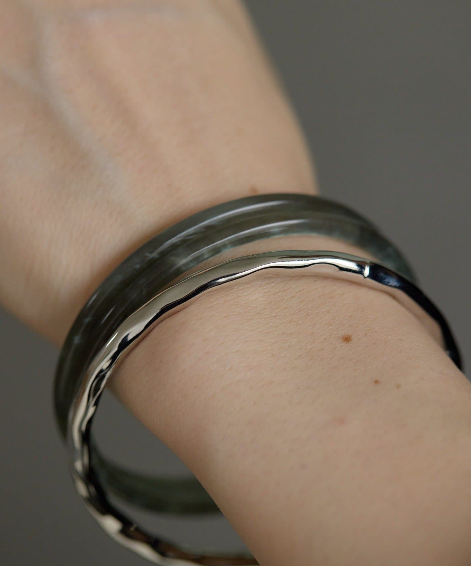 ear PAPILLONNER(イア パピヨネ) ニュアンスカラー3連バングル