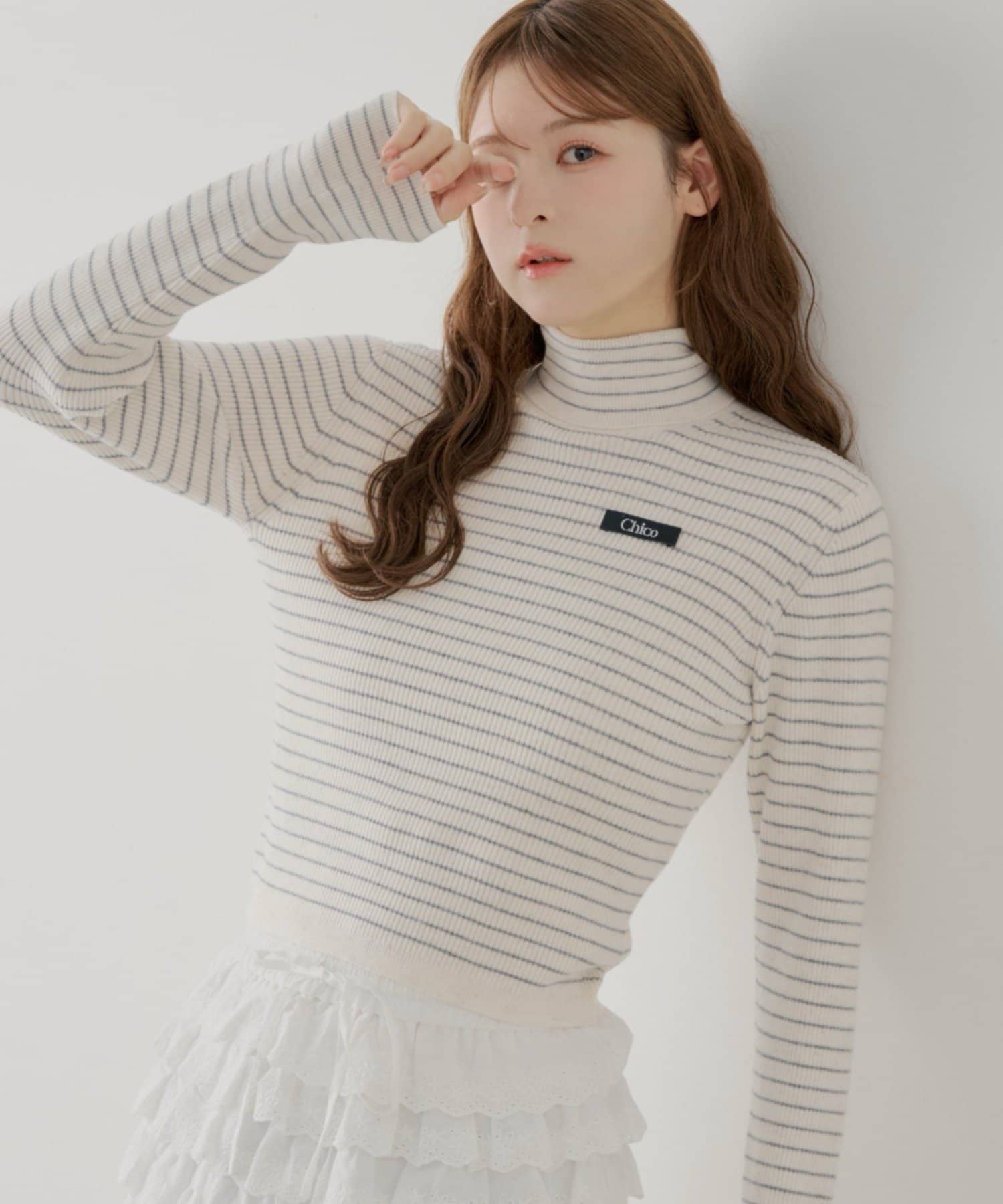 Chico(チコ) 胸ロゴラメタートルニット