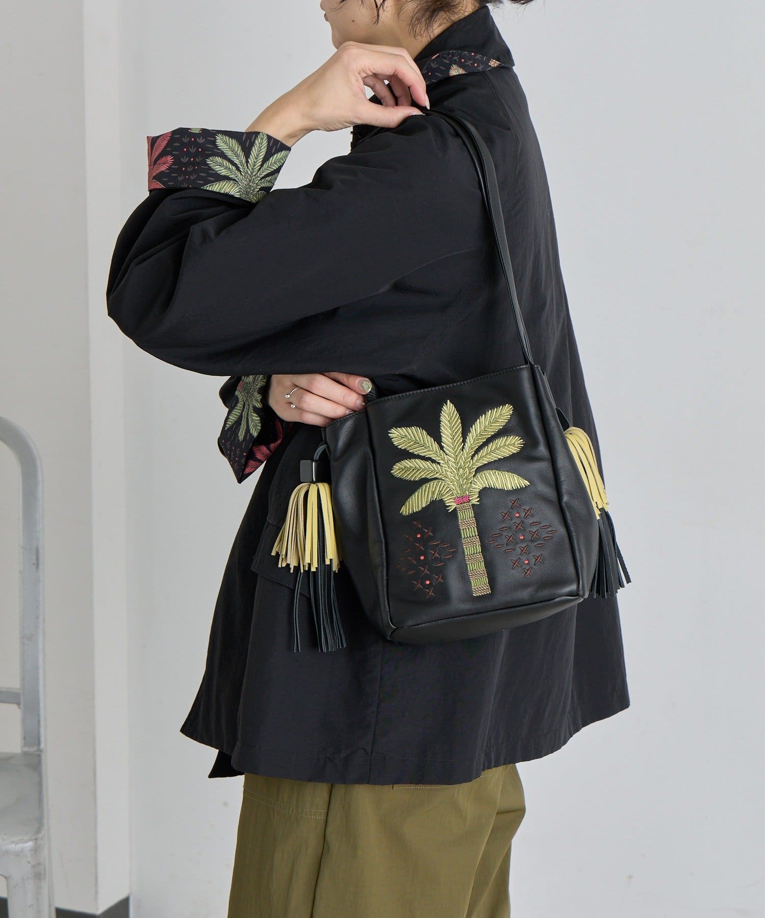 ear PAPILLONNER(イア パピヨネ) sampo×earヤシ柄刺しゅう＆タッセルバッグ《本革》