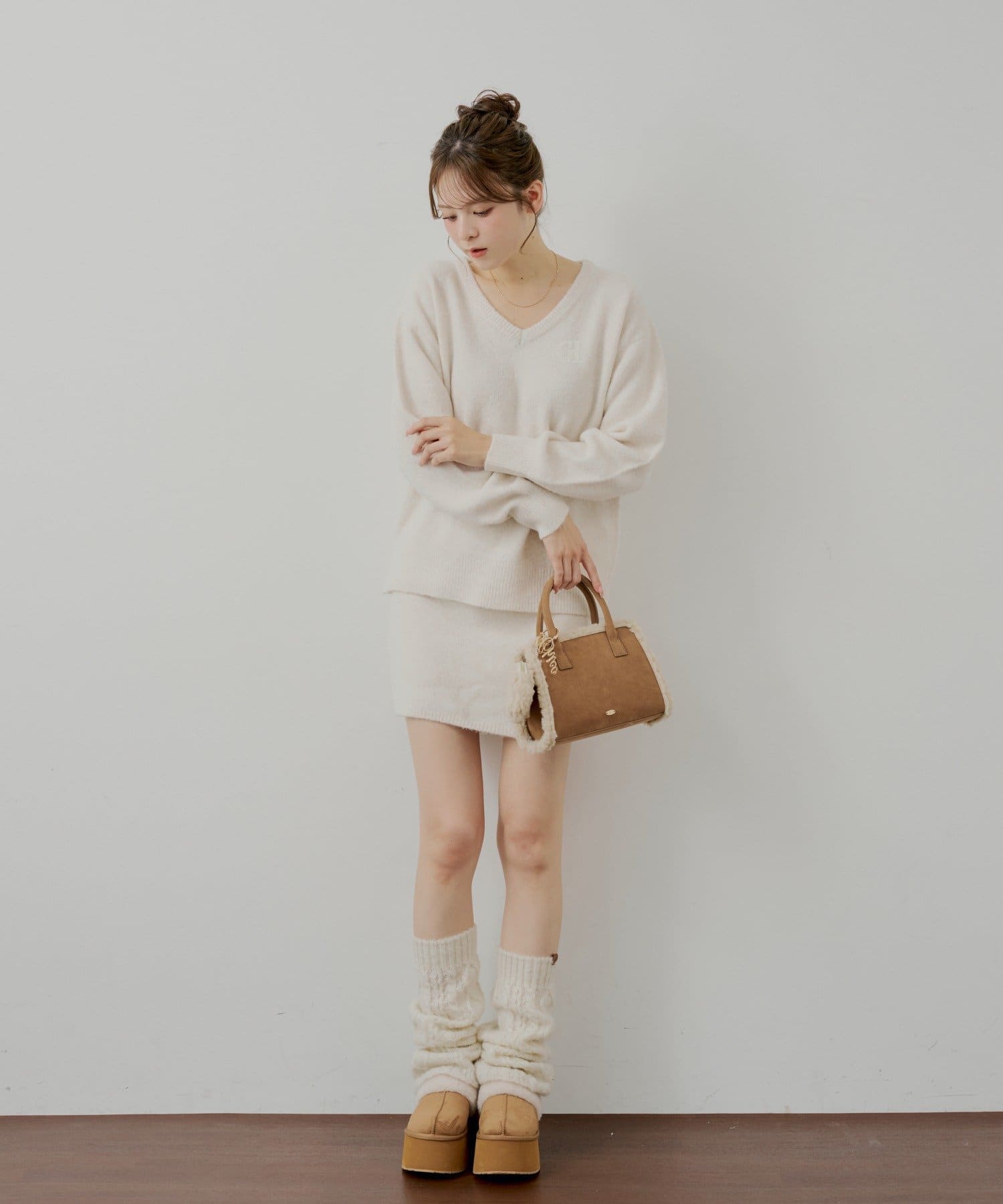 Chico(チコ) 【11/13(木)0:00販売開始】胸ロゴVネックルーズニット