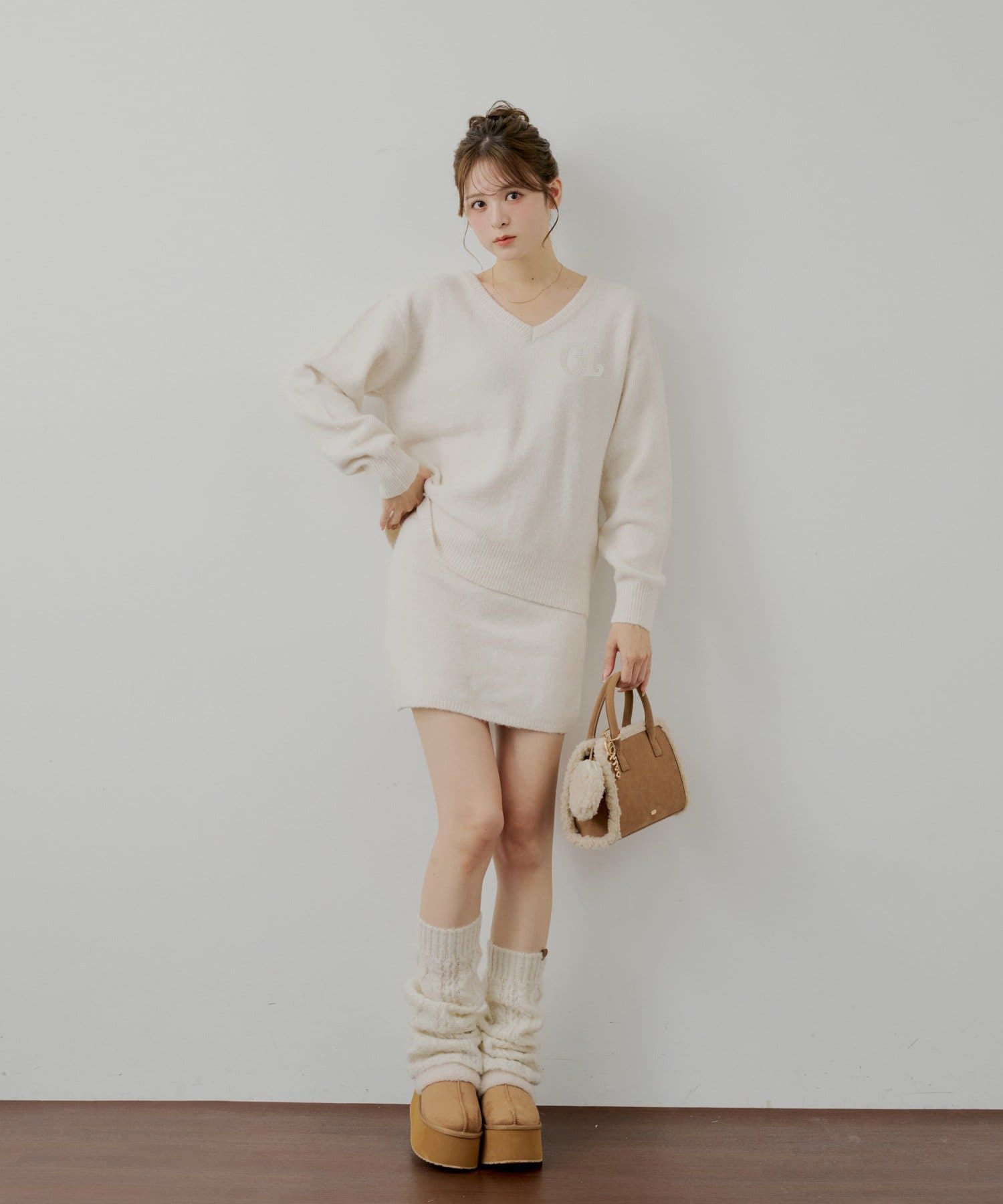 Chico(チコ) 【11/13(木)0:00販売開始】胸ロゴVネックルーズニット