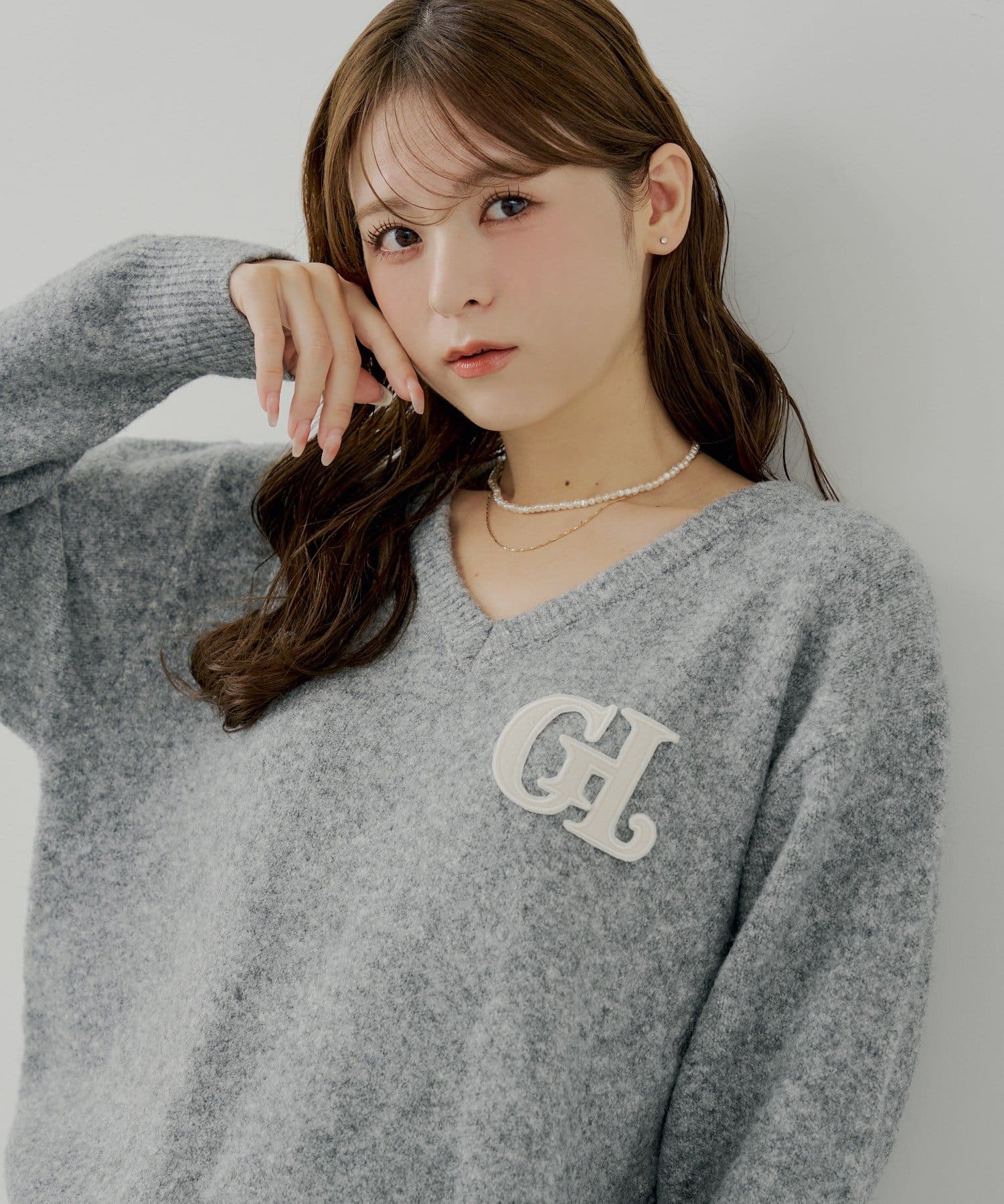 Chico(チコ) 【11/13(木)0:00販売開始】胸ロゴVネックルーズニット