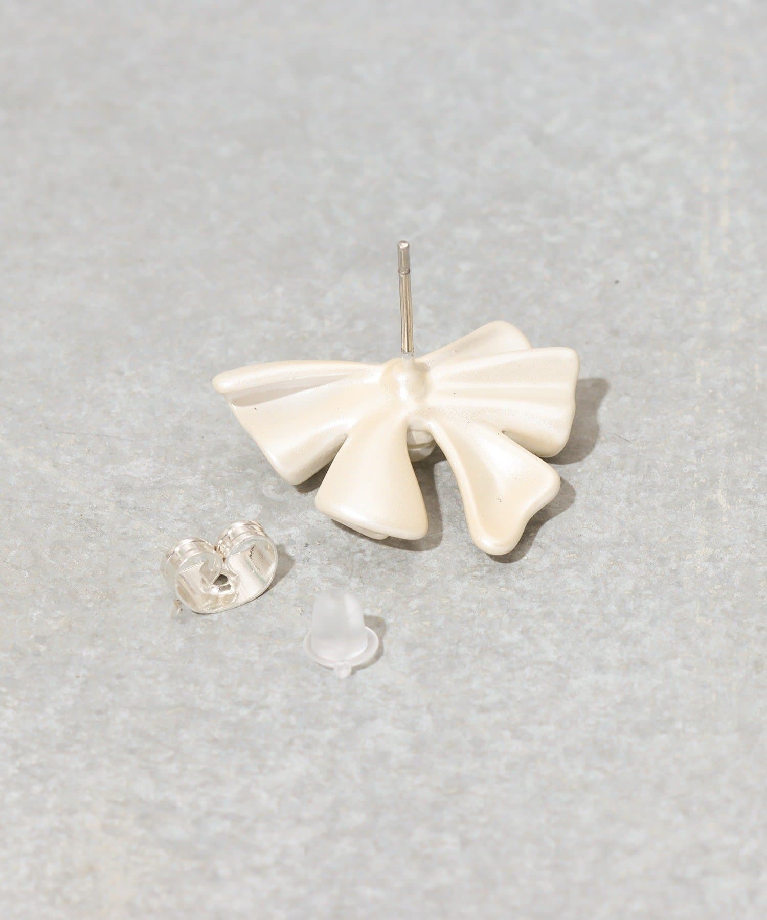 3COINS(スリーコインズ) マットリボンピアス