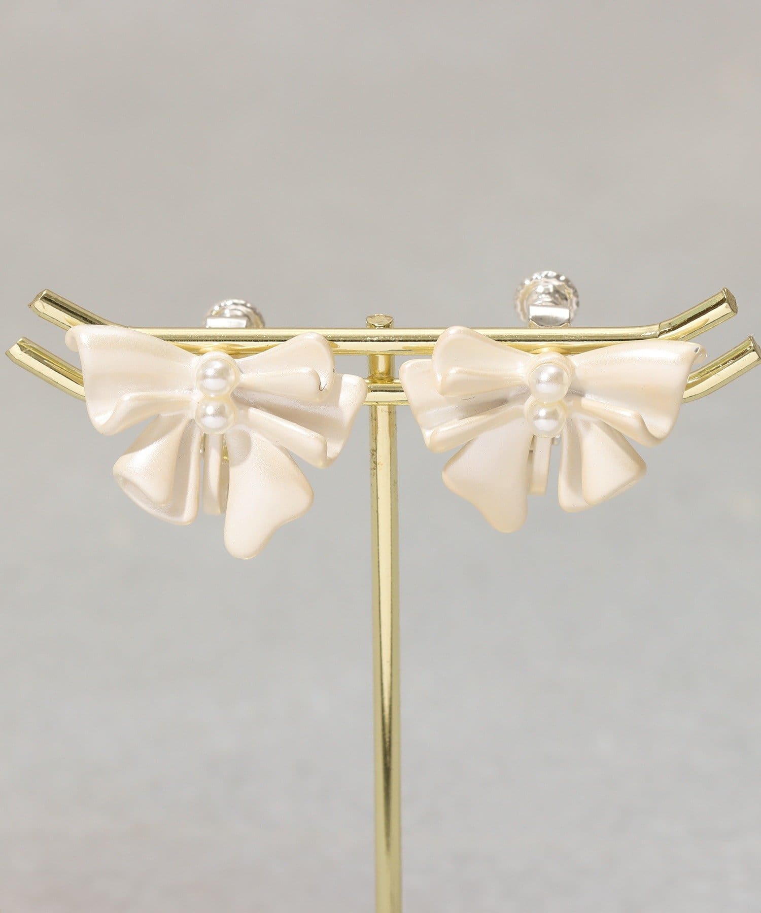 3COINS(スリーコインズ) マットリボンイヤリング