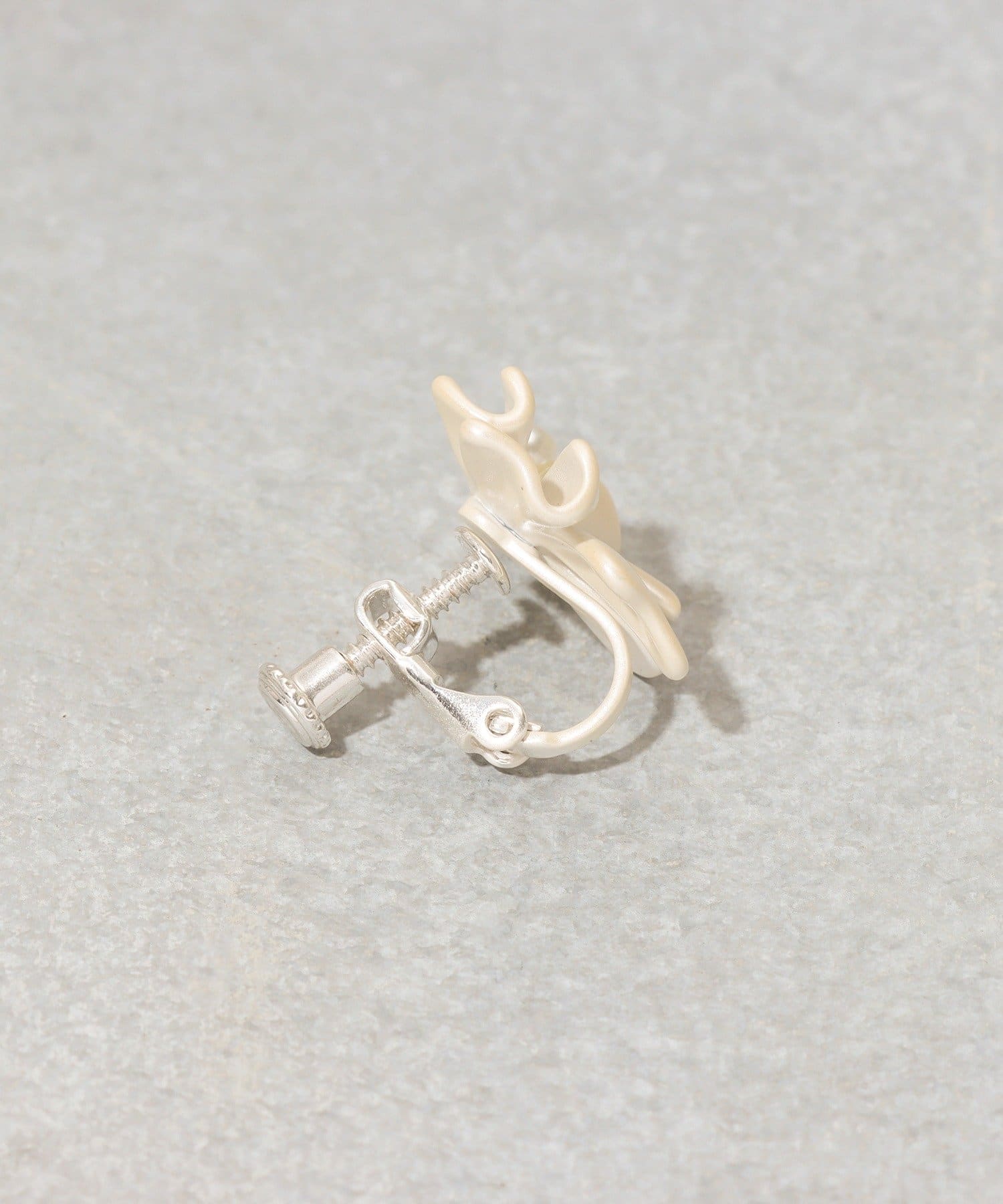 3COINS(スリーコインズ) マットリボンイヤリング