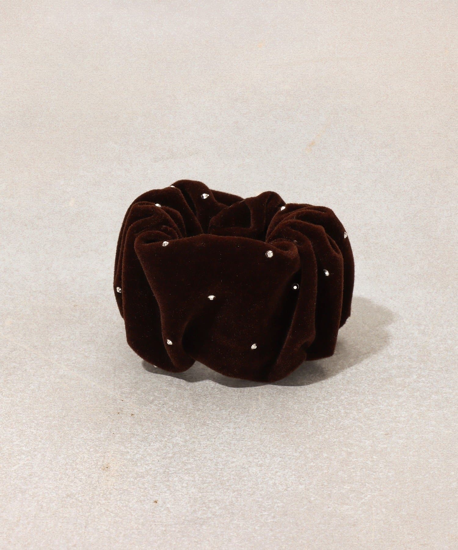 3COINS(スリーコインズ) ストーン付ベロアロールカフ