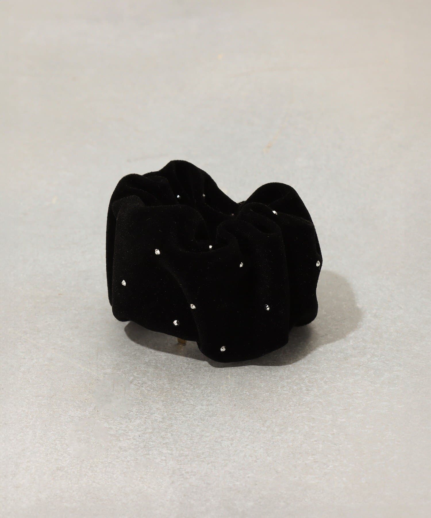 3COINS(スリーコインズ) ストーン付ベロアロールカフ