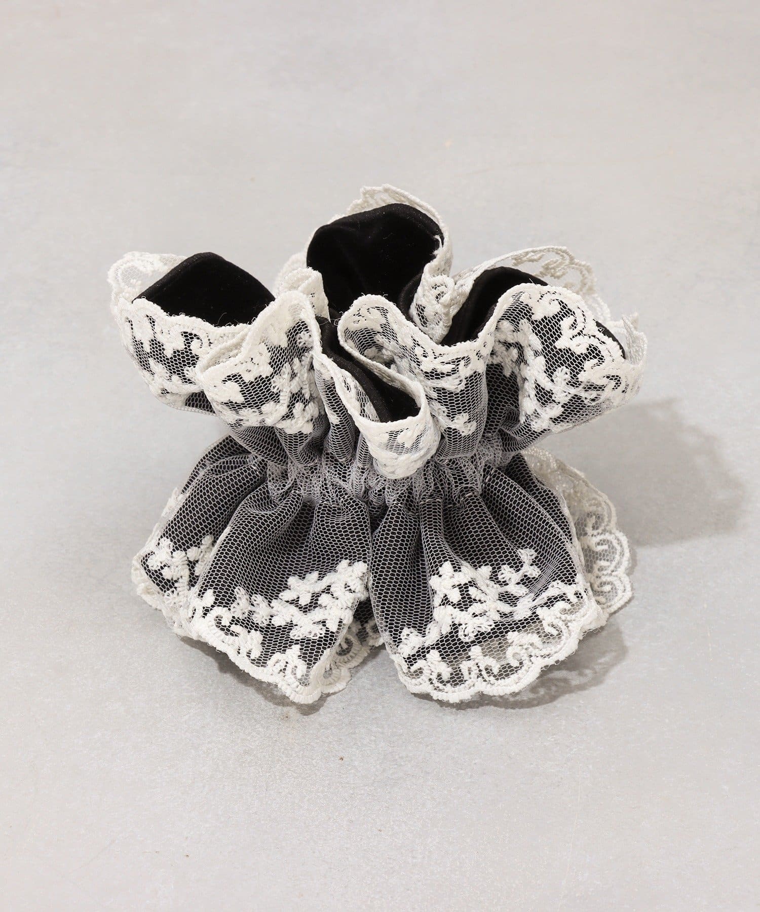 3COINS(スリーコインズ) レースベロアシュシュ