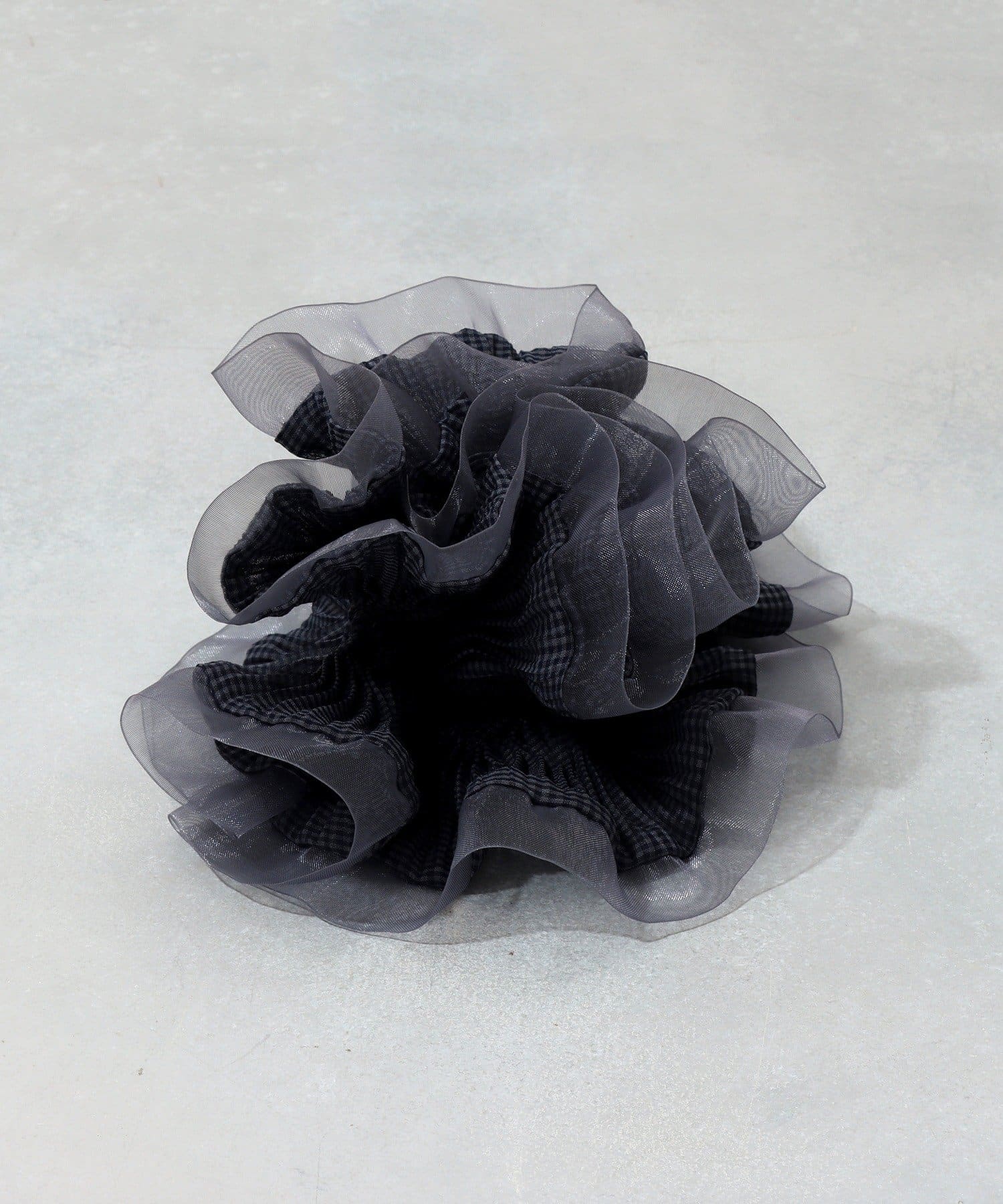 3COINS(スリーコインズ) フリルチェックシュシュ