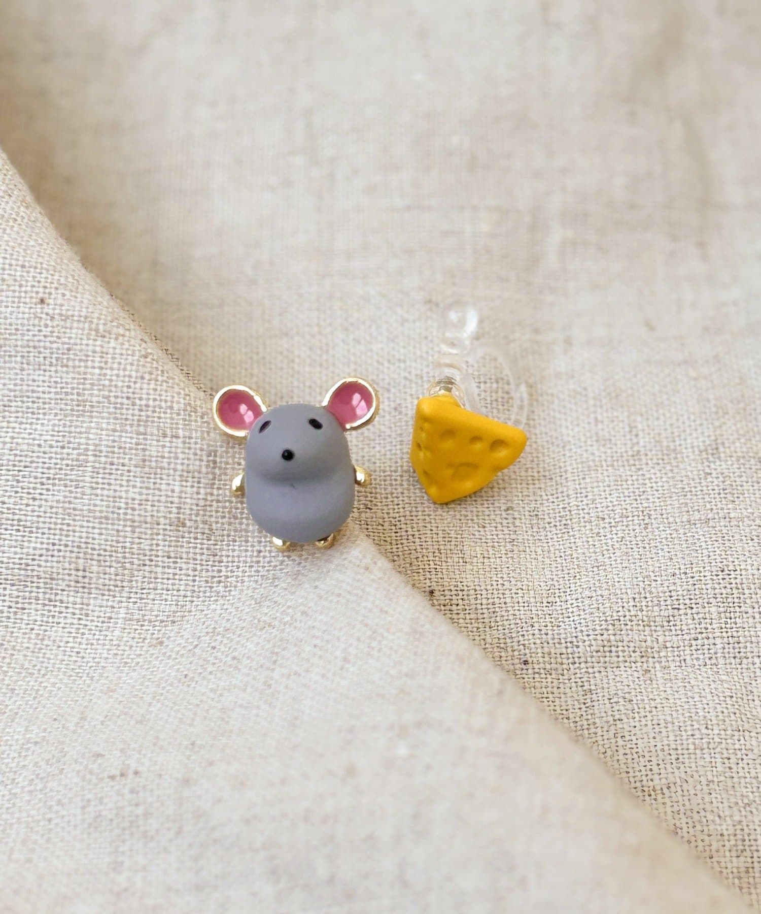 3COINS(スリーコインズ) マウス＆チーズ樹脂イヤリング／KIDS