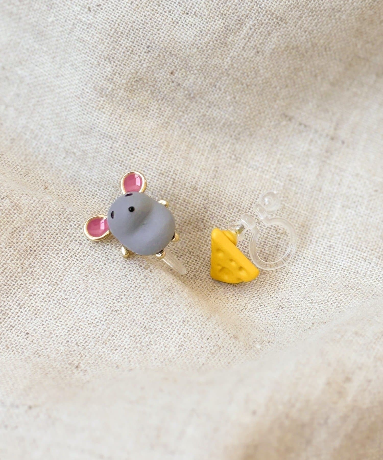 3COINS(スリーコインズ) マウス＆チーズ樹脂イヤリング／KIDS