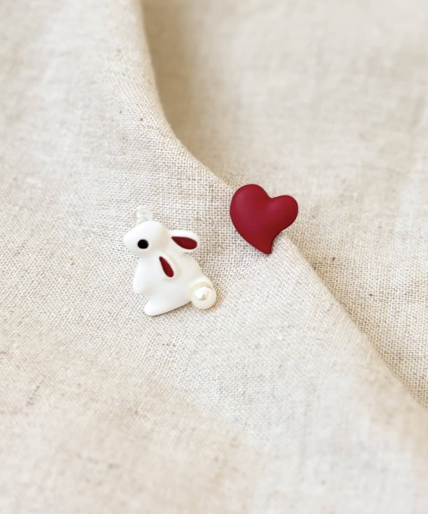 3COINS(スリーコインズ) ラビット＆ハート樹脂イヤリング／KIDS