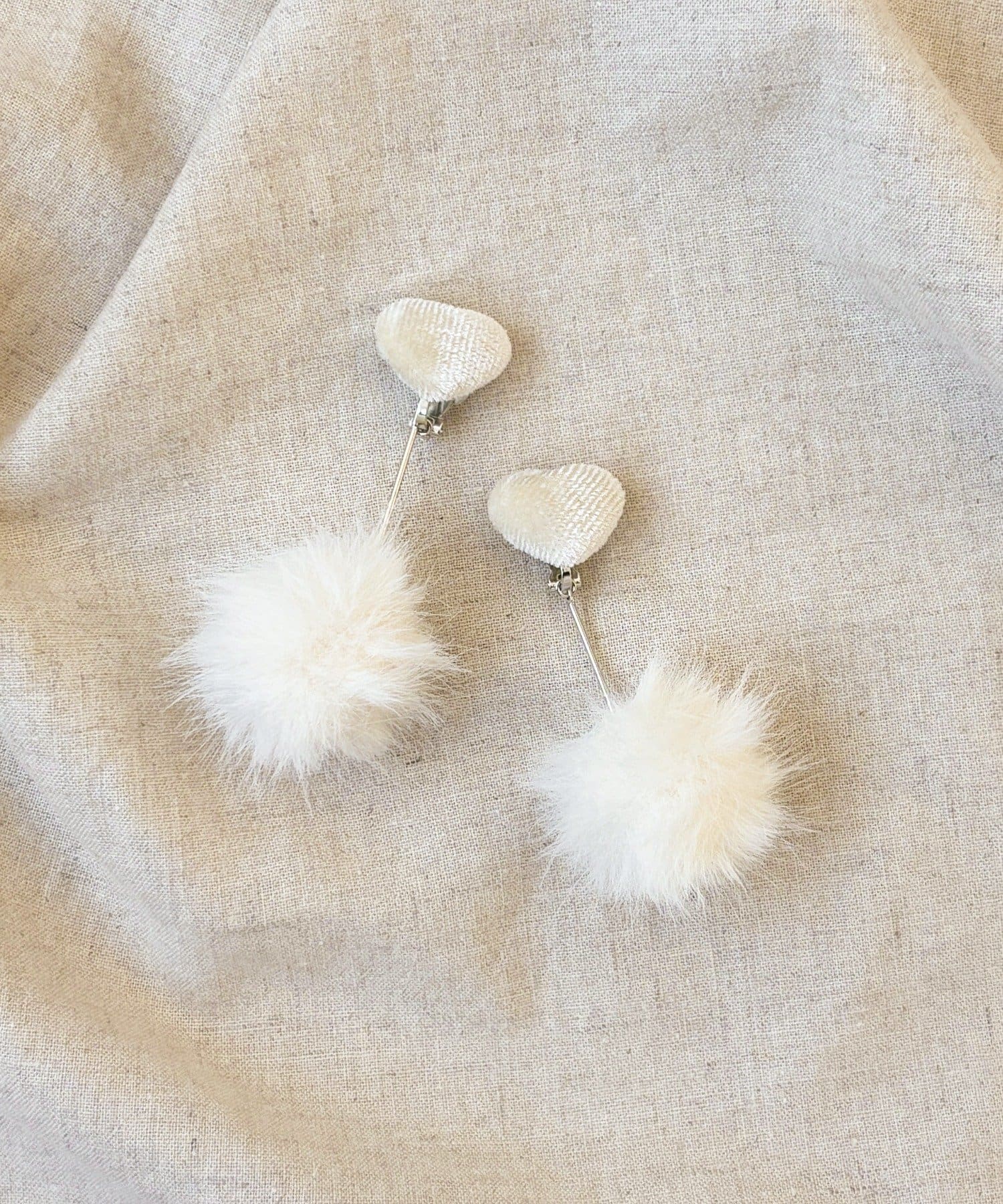 3COINS(スリーコインズ) ハートポンポン下がりイヤリング／KIDS