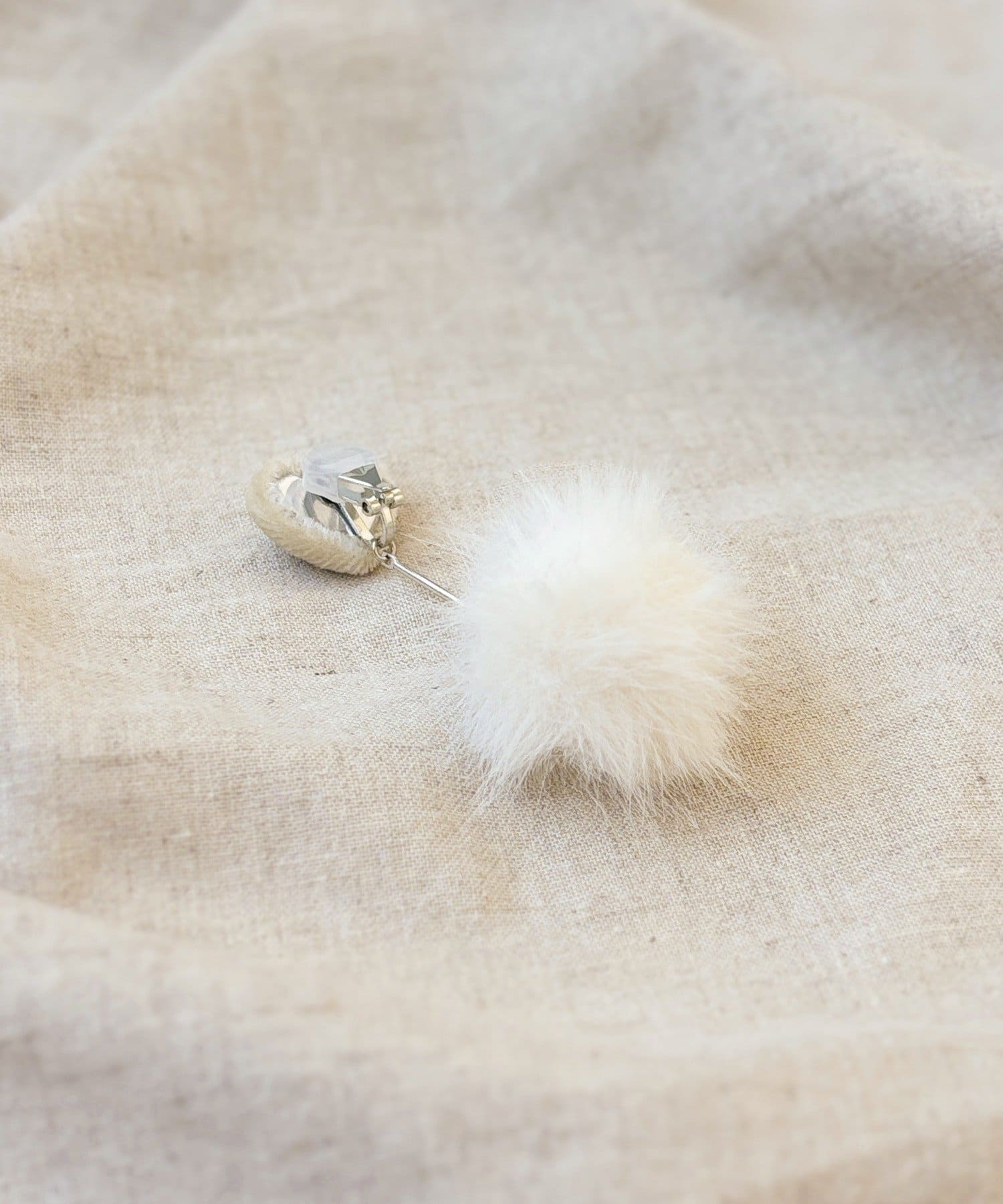 3COINS(スリーコインズ) ハートポンポン下がりイヤリング／KIDS