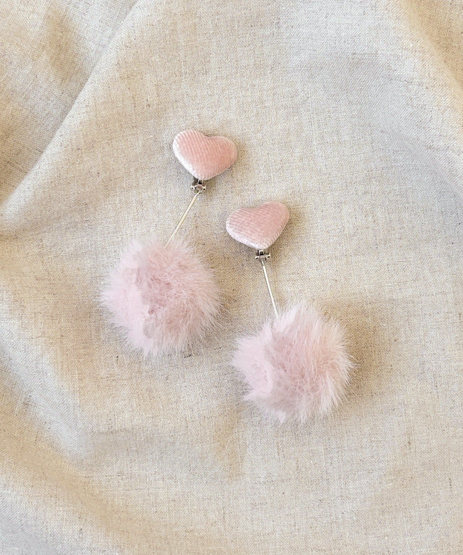 3COINS(スリーコインズ) ハートポンポン下がりイヤリング／KIDS