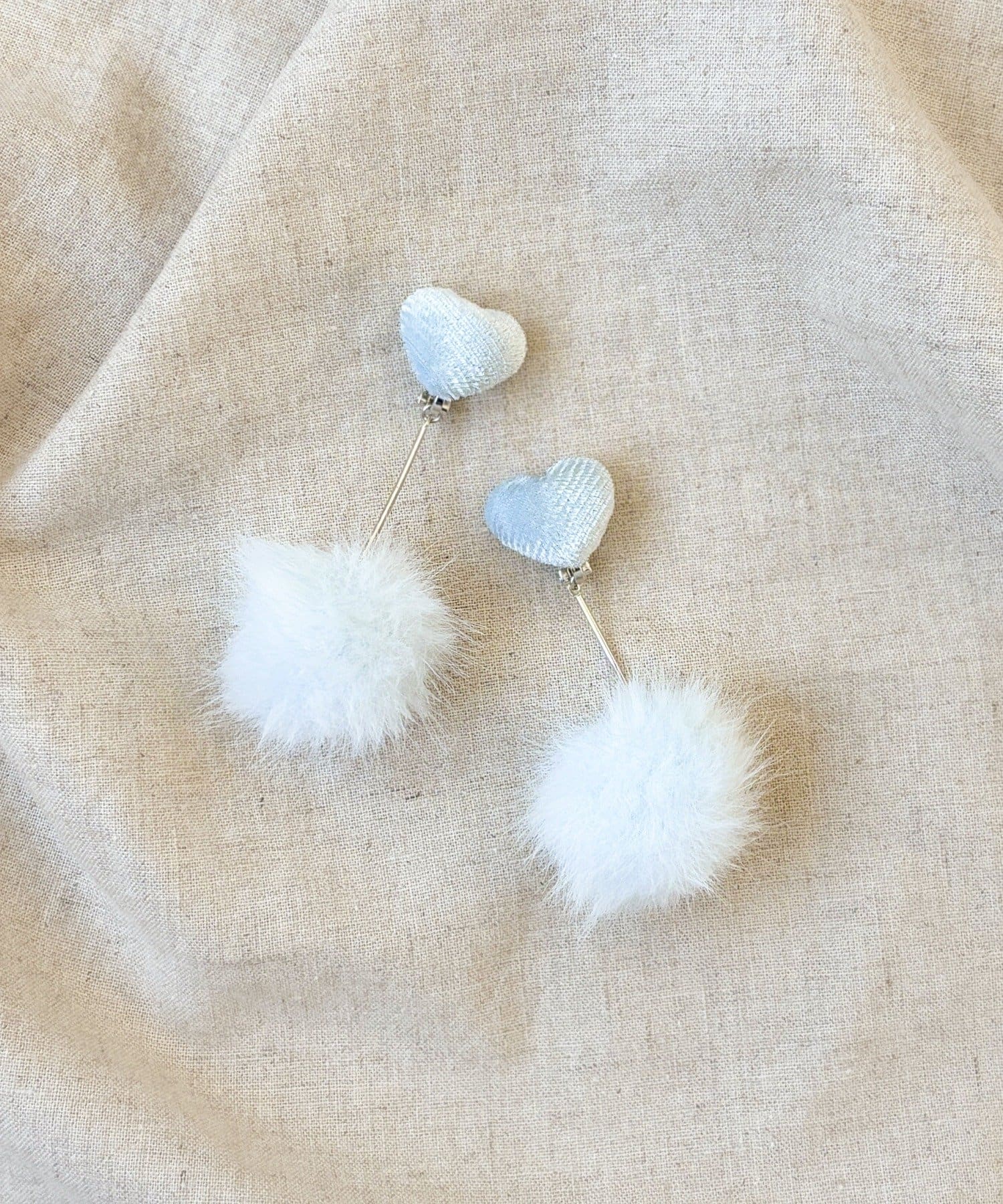 3COINS(スリーコインズ) ハートポンポン下がりイヤリング／KIDS