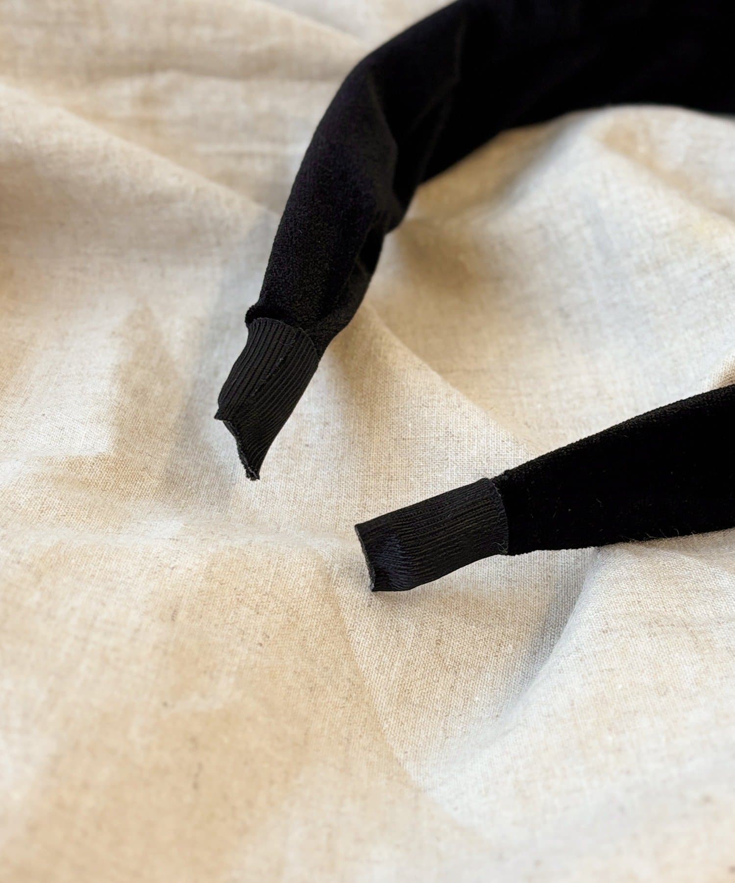 3COINS(スリーコインズ) パール付きベロアリボンカチューシャ／KIDS