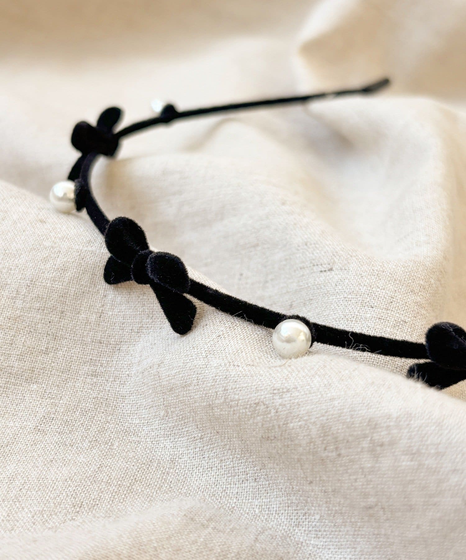 3COINS(スリーコインズ) フロッキーリボンパールカチューシャ／KIDS