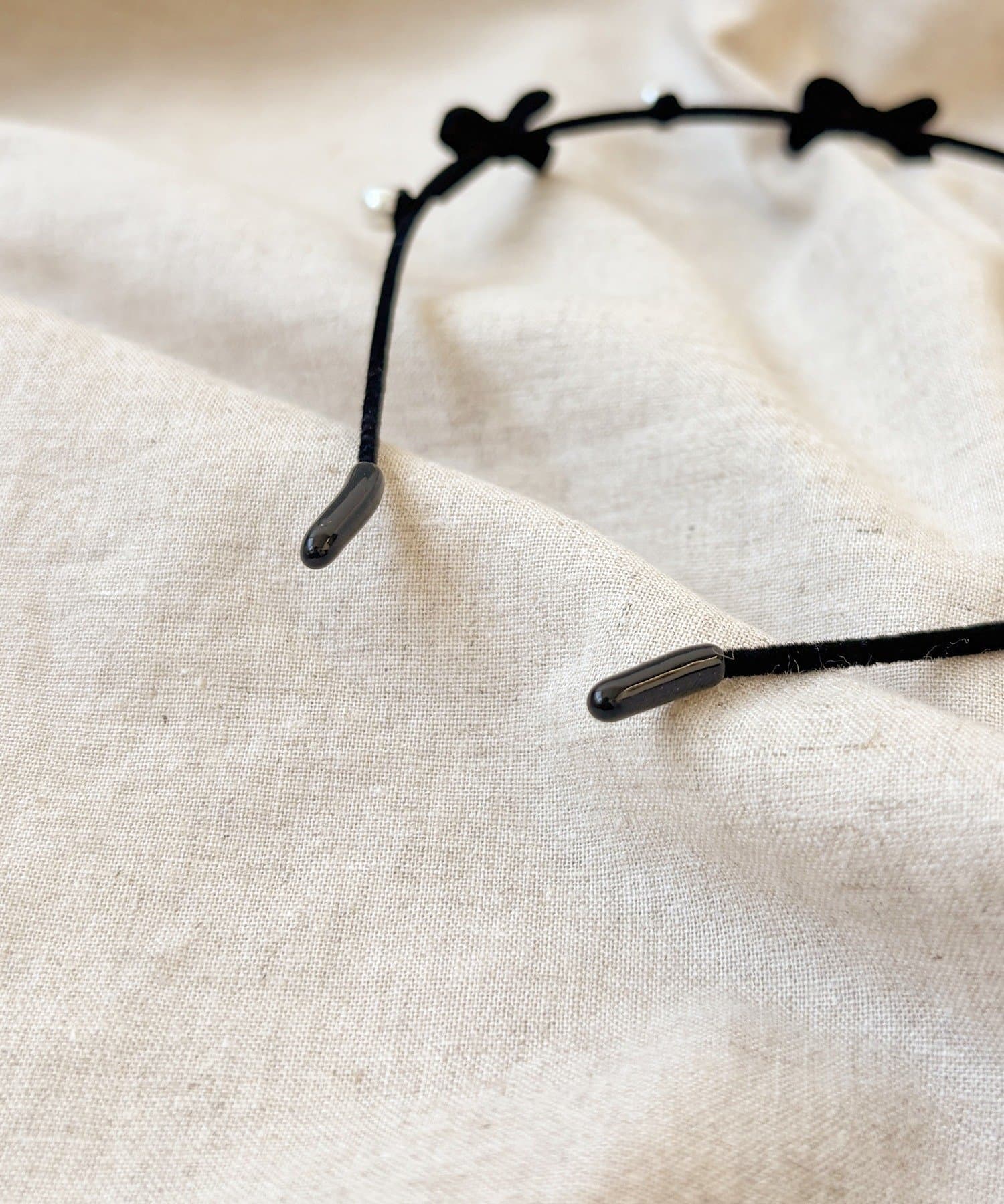 3COINS(スリーコインズ) フロッキーリボンパールカチューシャ／KIDS